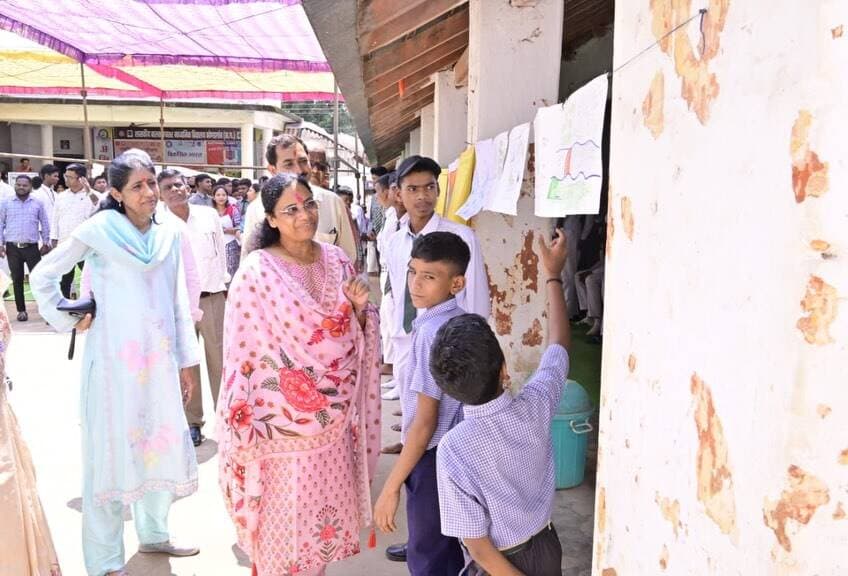 🇮🇳 ‘मेरे सपनों का भारत’ — नई पीढ़ी की सोच, विकसित भारत का संकल्प।
सेवा संकल्प अभियान के अंतर्गत शासकीय बालक उच्चतर माध्यमिक विद्यालय, कोण्डागांव में चित्रकला एवं भाषण प्रतियोगिता का आयोजन किया गया। विद्यार्थियों ने अपनी रचनात्मकता और विचारों के माध्यम से विकसित भारत, नारी सशक्तिकरण, नक्सलमुक्त बस्तर और नशामुक्त भारत की कल्पना प्रस्तुत की।
बस्तर विकास प्राधिकरण की उपाध्यक्ष एवं कोण्डागांव विधायक सुश्री लता उसेंडी ने विद्यार्थियों का उत्साहवर्धन किया और वर्ष 2047 तक विकसित भारत के संकल्प को साकार करने में युवाओं की सक्रिय भागीदारी का आह्वान किया।
आज के विद्यार्थियों की सोच और सपने ही कल के भारत की दिशा तय करेंगे। आइए, युवा ऊर्जा को राष्ट्र निर्माण और सेवा संकल्प से जोड़ें।
#सेवा_संकल्प_अभियान #SevaSankalpAbhiyan #SevaSankalp #JanSeva #ViksitChhattisgarh