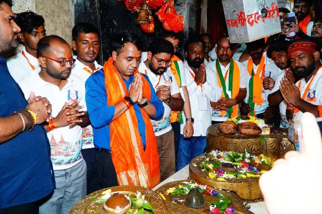 सेवा का संकल्प, राष्ट्र निर्माण का संदेश लेकर मऊगंज पहुंची बनारस-वडनगर सेवा यात्रा
--------------
बनारस से वडनगर जा रही यात्रा के दो दलों ने जिले में की विभिन्न सेवा गतिविधियां, पिपराही में युवाओ से हुआ संवाद
--------------
प्रधानमंत्री श्री नरेंद्र मोदी के जन्मदिवस के अवसर पर आयोजित #सेवा_संकल्प_अभियान के अंतर्गत बनारस से वडनगर के लिए प्रारंभ हुई सेवा संकल्प यात्रा मऊगंज जिले के हनुमना क्षेत्र पहुंची। जिले में यात्रा के दो दलों ने अलग-अलग स्थानों पर सेवा, स्वच्छता, पर्यावरण संरक्षण, श्रद्धा और राष्ट्रभक्ति से जुड़ी गतिविधियों में सहभागिता कर जनसेवा और सामाजिक सरोकारों का संदेश दिया।
यात्रा के प्रथम दल ने मऊगंज पहुंचकर बड़े हनुमान जी मंदिर में दर्शन-पूजन किया तथा सामूहिक रूप से हनुमान चालीसा का गायन किया। इसके बाद मंदिर परिसर में स्वच्छता अभियान चलाया गया। यात्रा दल ने जिला अस्पताल पहुंचकर मरीजों को फल वितरित किए और उनके शीघ्र स्वास्थ्य लाभ की कामना की। जनपद कार्यालय के सामने स्थित शहीद स्मारक पर पुष्प अर्पित कर शहीदों को नमन किया गया। शहीदों की स्मृति में माल्यार्पण के साथ वृक्षारोपण भी किया गया। इस दौरान पर्यावरण संरक्षण और प्रकृति के प्रति जिम्मेदारी का संदेश दिया गया।
यात्रा दल इसके बाद देवतालाब स्थित ऐतिहासिक शिव मंदिर पहुंचा। यहां भगवान शिव के दर्शन-पूजन के साथ मंदिर परिसर में स्वच्छता अभियान चलाया गया। धार्मिक आस्था के साथ स्वच्छता और सामाजिक जिम्मेदारी को जोड़ते हुए यात्रा दल ने नागरिकों को स्वच्छ एवं सुंदर परिसर बनाए रखने का संदेश दिया।सेवा, स्वच्छता, श्रद्धा और राष्ट्रभक्ति की भावना से आयोजित विभिन्न गतिविधियों के बाद यात्रा दल रीवा जिले के मनगवां के लिए रवाना हुआ। यात्रा के दूसरे दल ने आदिवासी बालक आश्रम पिपराही परिसर में वृक्षारोपण किया। इसके बाद आयोजित युवा संवाद कार्यक्रम में युवाओं से देश के विकास और राष्ट्र निर्माण में उनकी भूमिका पर चर्चा की गई। युवा संवाद के दौरान वर्ष 2047 तक भारत को विकसित एवं विश्व में अग्रणी राष्ट्र बनाने के लक्ष्य पर चर्चा करते हुए युवाओं से सेवा, अनुशासन, नवाचार, पर्यावरण संरक्षण और सामाजिक जिम्मेदारी के कार्यों में सक्रिय भागीदारी का आह्वान किया गया। युवाओं ने भी देश के विकास में अपनी भूमिका निभाने का संकल्प व्यक्त किया।
बनारस से वडनगर की ओर बढ़ रही सेवा संकल्प यात्रा ने मऊगंज जिले में धार्मिक आस्था, सेवा भावना, स्वच्छता, पर्यावरण संरक्षण और राष्ट्रभक्ति को एक साथ जोड़ते हुए जनभागीदारी का संदेश दिया। यात्रा के दोनों दलों द्वारा विभिन्न स्थानों पर किए गए सेवा कार्यों ने ‘सेवा ही संकल्प और संकल्प ही राष्ट्र निर्माण’ की भावना को सशक्त किया। विभिन्न सेवा एवं सामाजिक गतिविधियों के बाद द्वितीय दल रीवा जिले के गुढ़ के लिए रवाना हुई।
CM Madhya Pradesh
Jansampark Madhya Pradesh
#SevaSankalpAbhiyan
#mauganj