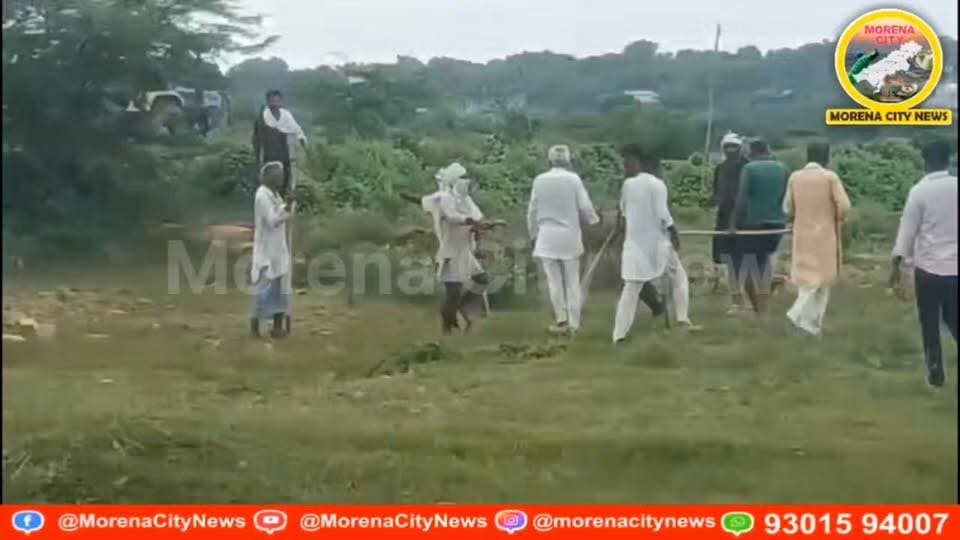 डेढ़ बीघा जमीन पर मचा बवाल: नाका गांव में लाइसेंसी राइफलों से फा.यरिंग, ला.ठी-डं.डों से मा.रपीट, 3 घायल
मुरैना। माता बसैया थाना क्षेत्र के नाका गांव में करीब डेढ़ बीघा सरकारी खलियान की जमीन को लेकर भुजबल सिंह गुर्जर और मोती सिंह गुर्जर पक्ष के बीच विवाद हो गया। आरोप है कि शनिवार को भुजबल सिंह द्वारा जमीन पर घर बनाने के लिए पत्थर डलवाए जा रहे थे, तभी मोती सिंह गुर्जर, लोकेन्द्र सिंह, जनक सिंह, ब्रजराज सिंह और लल्ला गुर्जर समेत करीब दो दर्जन लोग मौके पर पहुंचे। विवाद के दौरान लाइसेंसी रा.इफलों से फा.यरिंग और ला.ठी-डं.डों से मा.रपीट का आरोप है। घटना में भुजबल सिंह गुर्जर, करतार सिंह गुर्जर और तहसीलदार सिंह गुर्जर घायल हुए। पुलिस ने प्रकरण दर्ज कर मामले की जांच शुरू कर दी है।
#मुरैना #morena #नाका #पुलिस