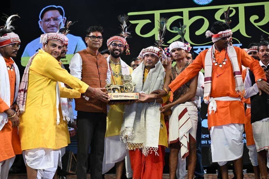 बस्तर की माटी की खुशबू, चक्रधर समारोह के मंच पर!
विश्व विख्यात चक्रधर समारोह के चौथे दिन बस्तर की लोक संस्कृति ने रामलीला मैदान को अपने रंग में रंग दिया।
‘बादल’ संस्था, आसना के कलाकारों ने प्रस्तुत किए:
🎵 लेजा गीत
🥁 झाली आना
🎶 परब गीत
💍 वैवाहिक लोक वाद्य
💃 धुरवा मंडई नाचा
🦬 गौर सिंग लोक नृत्य
धुरवा और माड़िया जनजातियों की पारंपरिक प्रस्तुतियों ने दर्शकों का दिल जीत लिया और पूरा मैदान तालियों से गूंज उठा। 👏
कलाकारों की शानदार प्रस्तुति से प्रभावित होकर वित्त मंत्री श्री ओपी चौधरी ने बस्तर कलाकार दल के लिए ₹51,000 की प्रोत्साहन राशि देने की घोषणा की। प्रतिनिधि कलाकारों को शाल, श्रीफल और स्मृति चिह्न से भी सम्मानित किया गया।
जब बस्तर की लोक कला बड़े मंच पर उतरती है, तो संस्कृति की यह विरासत देश के सामने जीवंत हो उठती है। ❤️
📍 रामलीला मैदान, रायगढ़
#ChakradharSamaroh #BastarCulture #BastarArt #BastarFolkDance