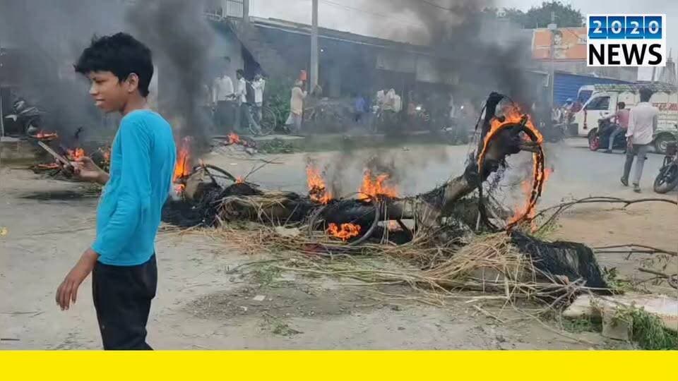 पटना राजधानी के पालीगंज में घटिया सड़क निर्माण कार्य करने का आरोप लगाते हुए ग्रामीणों ने सड़क पर उतरकर विरोध जताया, ग्रामीणों ने आगजनी व विरोध प्रदर्शन करते हुए सड़क को किया जाम. #videoviralfb #sadakjaam #RoadConstruction #Inferioradulterated #trendingnow #foryou #paliganjpatna