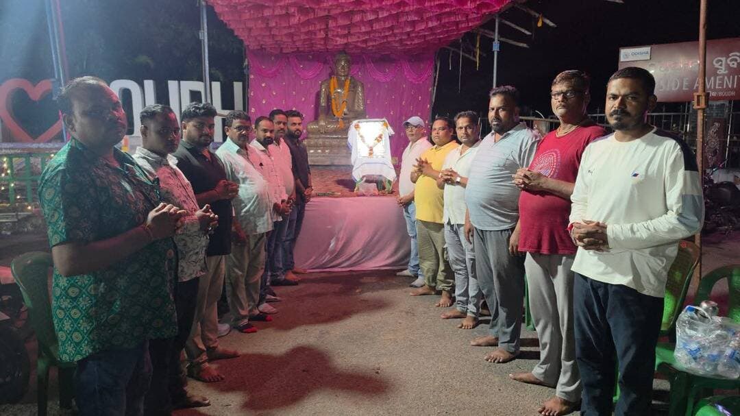 ବୌଦ୍ଧ ବ୍ରିଜଛକ ଠାରେ ହାଇବା ଓ ଟିପ୍ପର ମାଲିକ ସଙ୍ଘ ପକ୍ଷରୁ ସ୍ବର୍ଗତ ରାଜ କିଶୋର ରାଜ ଙ୍କ ବିୟୋଗ ରେ ତାଙ୍କର ଅମର ଆତ୍ମାର ସତଗତି ନିମନ୍ତେ ଦୁଇ ମିନିଟ ନିରବପ୍ରାର୍ଥନା କରିଥିଲେ । ସେ ଟିପ୍ପର ଆସୋସିଏସନ ର ଫାଉଣ୍ଡର ମେମ୍ବର ମଧ୍ୟ ଥିଲେ ।