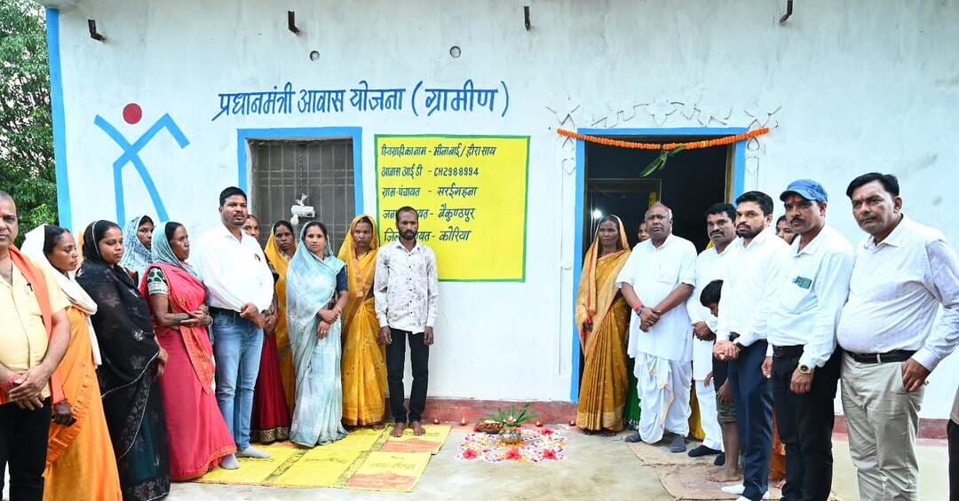 दिव्यांग हीरा साय के घर पहुंचकर सांसद चिंतामणि महाराज ने प्रज्ज्वलित किया आशीर्वाद का दीया।
प्रधानमंत्री आवास मिलने पर भावुक हुईं मीना बाई, कहा- तन से टूट चुके थे, लेकिन सरकार ने दिया सम्बल और खुशी
जीवन में परिस्थितियां जब कठिन होती हैं, तब छोटे-छोटे बदलाव भी परिवार के लिए बड़ी उम्मीद बन जाते हैं। जर्जर कच्चा मकान, पति की दिव्यांगता और आर्थिक कठिनाइयों के बीच ग्राम सरईगहना निवासी श्रीमती मीना बाई चेरवा के परिवार के लिए प्रधानमंत्री आवास योजना-ग्रामीण के तहत मिला पक्का आवास नई उम्मीद लेकर आया है।
सेवा संकल्प अभियान के अंतर्गत गुरुवार को सरगुजा सांसद श्री चिंतामणि महाराज ग्राम सरईगहना पहुंचे और दिव्यांग हीरा साय के घर 'आशीर्वाद का दीया' प्रज्ज्वलित किया।
#सेवा_संकल्प_अभियान #आशीर्वाद_का_दीया #SevaSankalpAbhiyan #SevaSankalp #JanSeva