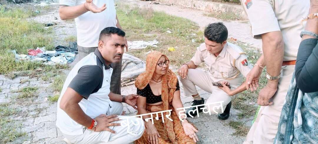 #मददगार_बने_पुलिसकर्मी_____
#बृजनगर_____
__पुलिसकर्मियों की बहादुरता से बची वृद्ध महिला की जान
__गहरी पोखर पास गिर गई थी महिला
__वृद्ध महिला विमलेश(60) पत्नी नाहर सिंह निवासी कस्बा नगर।
__मंदिर से कीर्तन से घर वापस लोटते समय हुई घटना
__एएसआई श्रीराम,पुलिसकर्मी भेरूसिंह, आकाश चौधरी की बहादुरता को स्थानीय लोगों ने दिया धन्यवाद
__बाद में महिला के परिजनों को सूचना देकर सकुशल सौंपा
__कस्बे के खोडकी मंदिर पास पोखर का है मामला