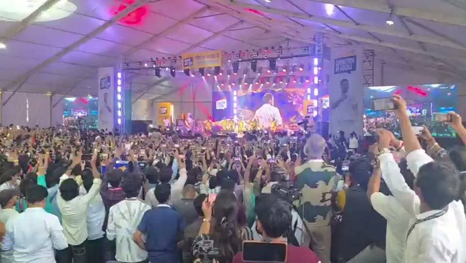 इंदौर में ‘छात्रों की गूंज’ कार्यक्रम फुल हाउस! 🔥
राहुल गांधी के कार्यक्रम में उमड़ी भारी भीड़ के बीच कांग्रेस सांसद पवन खेड़ा ने कहा—
“अभी तक की सबसे ज्यादा भीड़ इंदौर में आई है।”
छात्रों की मौजूदगी और खचाखच भरा परिसर बना चर्चा का केंद्र।
देखिए इंदौर से ये तस्वीरें… 👀
#RahulGandhi #StudentsKiGoonj #Indore #Congress #MadhyaPradesh