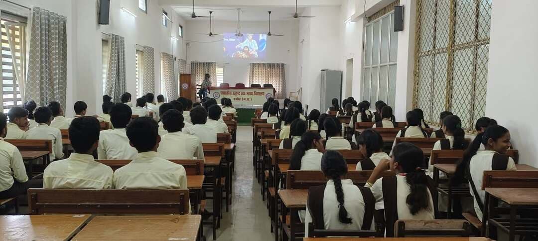 स्कूटी वितरण कार्यक्रम का सीधा प्रसारण जिले के सभी हायर सेकंडरी विद्यालयों में किया गया
जिले में इस वर्ष 154 विद्यार्थियों को प्राप्त होगी स्कूटी
प्रदेश के मुख्यमंत्री डॉ मोहन यादव ने सुभाष उत्कृष्ट विद्यालय भोपाल से स्कूटी वितरण कार्यक्रम में प्रत्येक विद्यालय के टॉपर छात्र तथा छात्रा को स्कूटी की चाबी सौंप कर प्रतिभावान बच्चों का सम्मान किया।
कार्यक्रम का सीधा प्रसारण दमोह जिले के सभी हायर सेकेंडरी विद्यालयों में किया गया।जिले में इस वर्ष 154 विद्यार्थियों को स्कूटी हेतु पात्र पाया गया है जिनके खातों में राशि हस्तांतरित की जा रही है ताकि वह अपनी पसंद की स्कूटी प्राप्त कर सकें। प्रत्येक हायर सेकंडरी विद्यालय के कक्षा 12 वीं में टॉपर छात्र एवं छात्रा को स्कूटी प्रदान की जाती है बशर्ते उस छात्र अथवा छात्रा के न्यूनतम 70% अंक हों।