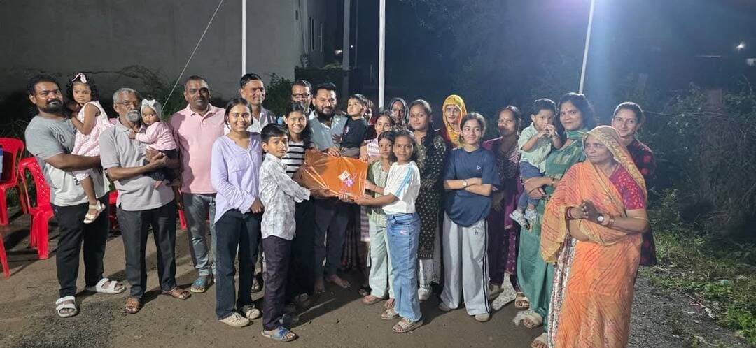 अरिहंत विहार में डांडिया की धूम, गणपति को जानो क्विज के विजेता रहे गोपाल।
दैनिक वीरधरा राजस्थान।
चित्तौड़गढ़। उपनगरीय क्षेत्र सेन्थी के अरिहंत विहार सोसाइटी में गणेशोत्सव के पावन अवसर पर भव्य डांडिया उत्सव का आयोजन धूमधाम से किया गया। क्षेत्र के बड़ी संख्या में निवासियों ने पारंपरिक वेशभूषा में गरबा और डांडिया का लुत्फ उठाया।
ढोल-नगाड़े और डीजे की मधुर धुनों पर देर रात तक सोसाइटी परिसर में गरबा की गूंज रही। महिलाओं, बच्चों और वरिष्ठजनों ने उत्साहपूर्वक भाग लिया।
इस दौरान बच्चा पार्टी द्वारा आयोजित गणपति को जानो क्विज में कड़े मुकाबले के बाद गणेश महोत्सव समिति के अध्यक्ष गोपाल जटिया विजेता रहे, जिनको बच्चो द्वारा पुरुस्कृत किया गया। इस प्रतियोगिता में गणेश चतुर्थी एवं गणपती बप्पा के जीवन से सम्बंधित क्विज में 40 से अधिक प्रतिभागियों ने हिस्सा लिया था, ओर इसमे 30 प्रश्न पूछे गए थे।
कार्यक्रम के अंत में महाआरती ओर सभी को प्रसाद वितरित किया गया।
इस दौरान रबिन्द्र प्रधान, लक्ष्मण मेघवाल, ओम जैन शंभूपुरा, अध्यक्ष गोपाल जटिया, जगदीश वैष्णव, रणजीत आचार्य सहित बड़ी संख्या में कॉलोनी निवासी मौजूद रहे।