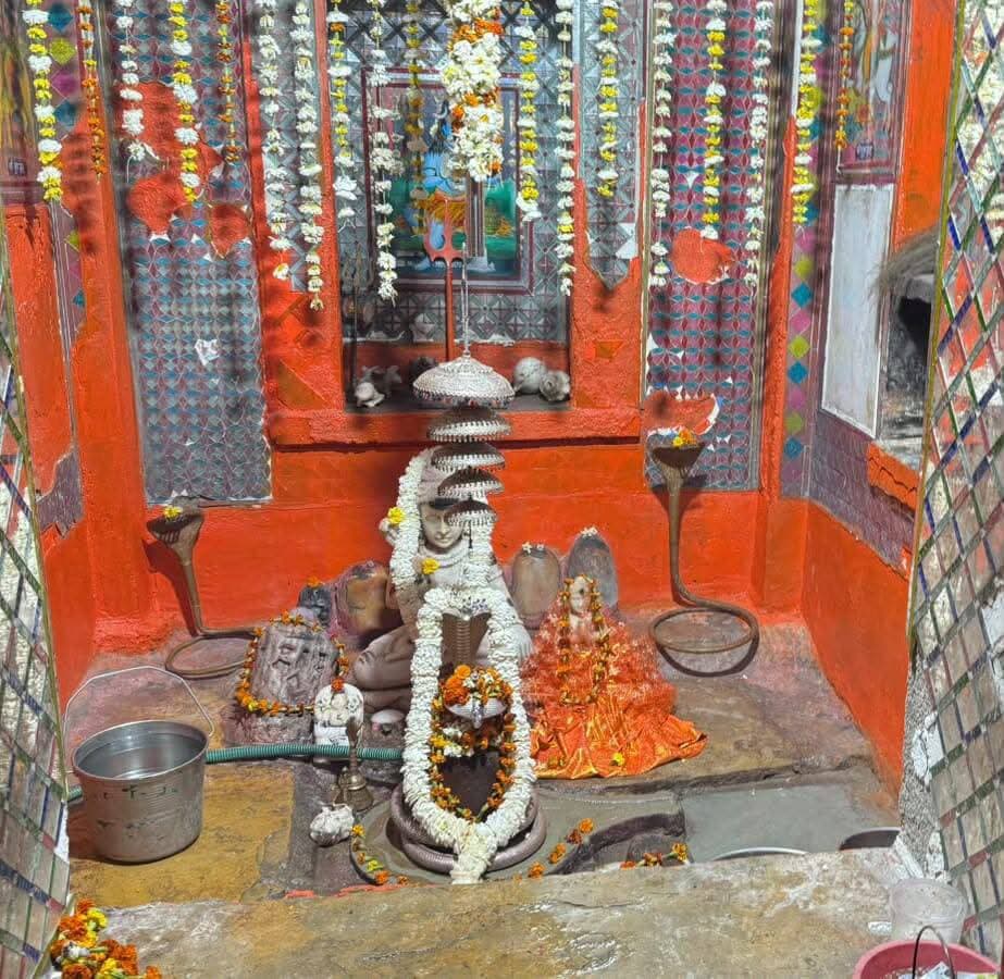 रिद्धि-सिद्धि गरबा मंडल के महोत्सव में सामाजिक समरसता का संदेश, पांचवें दिन गरबा-डांडिया ने बांधा समां
दैनिक वीरधरा राजस्थान।
चित्तौड़गढ़। वार्ड संख्या 33 स्थित मीणा मोहल्ले में न्यू रिद्धि-सिद्धि गरबा मंडल की ओर से आयोजित दस दिवसीय गणेश महोत्सव के पांचवें दिन धार्मिक आस्था, सांस्कृतिक उत्साह और सामाजिक समरसता का संगम देखने को मिला। कार्यक्रम में महिला-पुरुषों ने गरबा-डांडिया में उत्साहपूर्वक भाग लिया, वहीं महिलाओं के लिए आयोजित पेचक रेस प्रतियोगिता आकर्षण का केंद्र रही।
अतिथियों का आयोजकों की ओर से उपरना ओढ़ाकर सम्मान किया गया। कार्यक्रम के दौरान आतिशबाजी भी की गई।
महोत्सव की शुरुआत गणेश पूजन एवं आरती के साथ हुई थी। आयोजन की विशेष पहल के तहत प्रतिदिन गणपति आरती के बाद सामूहिक रूप से हनुमान चालीसा का पाठ किया जा रहा है। इसके बाद गरबा-डांडिया सहित विभिन्न सांस्कृतिक एवं मनोरंजक प्रतियोगिताएं आयोजित की जा रही हैं। दस दिवसीय आयोजन में बच्चों और बड़ों के लिए अलग-अलग प्रतियोगिताएं रखी गई हैं तथा विजेताओं को पुरस्कार दिए जाएंगे।
महोत्सव के आगामी कार्यक्रम के तहत रविवार को भगवान गणपति को 56 भोग अर्पित किया जाएगा। इसके लिए सर्वसमाज की महिलाओं को ऐच्छिक रूप से 85 पर्चियां वितरित की गई हैं। पर्ची के माध्यम से निर्धारित प्रसाद के पकवान महिलाएं अपने-अपने घरों से तैयार कर लाएंगी और सामूहिक रूप से भगवान गणपति को 56 भोग अर्पित किया जाएगा। आयोजकों के अनुसार इस पहल का उद्देश्य धार्मिक आयोजन के साथ सर्वसमाज की महिलाओं की सहभागिता सुनिश्चित करना है।
मंडल की ओर से शहरवासियों से सपरिवार आयोजन में शामिल होने की अपील की गई है। आयोजकों ने स्पष्ट किया कि महोत्सव सामाजिक सहभागिता, धार्मिक आस्था और सांस्कृतिक एकता को समर्पित है तथा इसमें सभी समाजों के लोगों का स्वागत है।