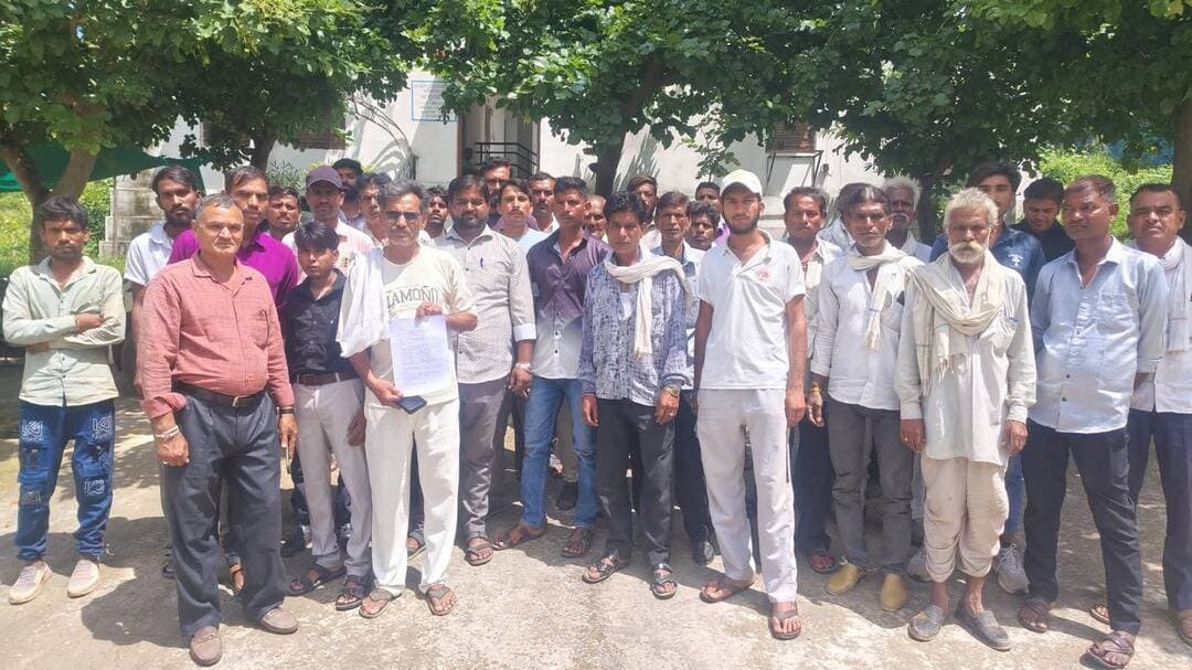 सोमपुर में 15 साल पुराने बाबा रामदेवजी देवस्थान के अपमान को लेकर मेघवाल समाज में आक्रोश, डीवाईएसपी को सौंपा ज्ञापन।
दैनिक वीरधरा राजस्थान।
बड़ीसादड़ी।ग्राम सोमपुर, तहसील बड़ीसादड़ी जिला चित्तौड़गढ़ में सरकारी भूमि पर स्थित लोक देवता बाबा रामदेवजी के देवस्थान को लेकर विवाद गहरा गया है। इस संबंध में समस्त मेघवाल समाज, ग्राम सोमपुर ने आज पुलिस उप अधीक्षक वृत्त बड़ीसादड़ी को ज्ञापन सौंपकर त्वरित कानूनी कार्रवाई की मांग की है।
समाज के प्रतिनिधियों ने ज्ञापन में बताया कि घटना दिनांक 18 सितंबर की है। गांव की सरकारी भूमि पर हमारे इष्ट आराध्य लोक देवता बाबा रामदेवजी का देवस्थान है, जहां विगत 15 वर्षों से मेघवाल समाज द्वारा निरंतर राम रसोड़ा संचालित किया जा रहा है।आरोप है कि गांव के ही एक समुदाय द्वारा जातिगत दुर्भावना के चलते सामाजिक व धार्मिक सौहार्द पर प्रहार करते हुए बाबा रामदेवजी के देवस्थान के बिल्कुल सामने दूसरी तस्वीर व झंडा लगा दिया गया, जिससे मेघवाल समाज की धार्मिक आस्था को ठेस पहुंची है। इससे समस्त समाज में भारी आक्रोश व्याप्त है। साथ ही समाज के लोगों को जाति सूचक अपशब्द कहकर अपमानित करने का भी आरोप है।समाज का कहना है कि इस प्रकरण की रिपोर्ट पुलिस थाना निकुम्भ में दर्ज कराने के बावजूद निवेदन को दरकिनार करते हुए 15 साल से रोपित बाबा रामदेवजी के प्रतीक चिन्ह ध्वजा नेजा को उक्त स्थान से हटवा दिया गया, जो कि संवैधानिक रूप से गलत है।
अतः निवेदन है कि सामाजिक व धार्मिक सौहार्द को ध्यान में रखते हुए दोषियों के खिलाफ त्वरित कार्यवाही कर रामदेवजी के देवस्थान को पूर्ववत स्थिति में स्थापित किया जावे।