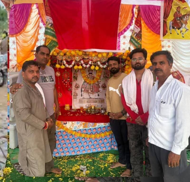 जय बाबारी सेवा समिति और शनि मंदिर द्वारा विशाल भंडारे का आयोजन।
दैनिक वीरधरा राजस्थान।
फलोदी। श्री गणेश उत्सव के साथ साथ राजस्थान के पोखरण के राजा बाबा रामदेव जी के गुजरात और राजस्थान से हजारों लाखों लोग पदयात्रा करके रामदेवरा बाबा रामदेव जी के दर्शन और अपनी श्रद्धा अनुसार अपनी मन्नतें पूरी करने के लिए जाते हैं। इस अवसर पर बहुत सारे धार्मिक और सामाजिक संगठनों द्वारा पदयात्रियों के लिए विशेष सेवा कैम्प लगाए जाते हैं इस श्रखंला मे जय बाबारी सेवा समिति और श्रीशनि मंदिर धोबीघाट अहमदाबाद के सयुक्त उपक्रम मे विशाल भंडारे का आयोजन किया गया है। जो पिछले 11 वर्षों से विशाल भंडारे में प्रसादी के तौर पर ठंडा जल, रसना, ठंडी छास, फलाहार, चाय बिस्किट की सेवा करते हैं। जिसमे विशाल भंडारा आयोजन समिति के प्रमुख सेवादार रणजीत भार्गव, मनोज कुमार, करण गॉड पंजाब, प्रशांत जोशि मोगा, सेवा दार पर्वत सिह राजपूत, महेश, देवेन्द्र सिंह सुरेश कुमार, विनोद कुमार विकास, महिलाओं में ऋतिका सिंह राजपूत सहित अन्य महिलाओं ने फलोदी जिले के भाप गांव में हर वर्ष की तरह इस साल भंडारे की सेवा बाबा रामदेव के यात्रियों के लिए सेवा कैम्प लगाया है जिसका हजारों श्रद्धालुओं और पदयात्रियों ने लाभ लिया।