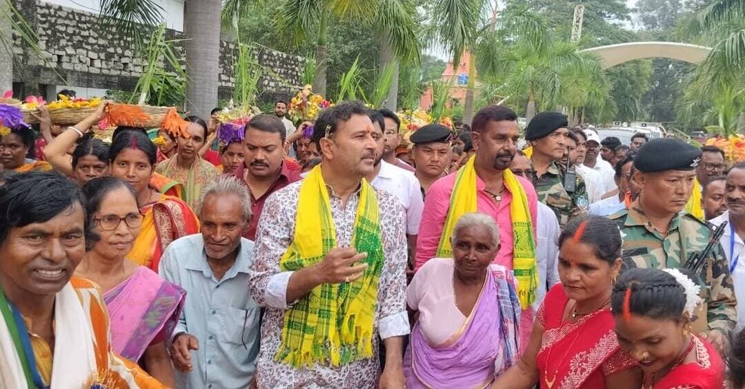 सिल्ली में धूमधाम से मना आखड़ाय करम महोत्सव, मांदर की थाप पर थिरके सुदेश महतो
सिल्ली स्टेडियम में शनिवार को विधानसभा स्तरीय आखड़ाय करम महोत्सव का आयोजन किया गया। करम अखाड़ा समिति के तत्वावधान में हुए इस कार्यक्रम में क्षेत्र के विभिन्न गांवों से बड़ी संख्या में ग्रामीण शामिल हुए। मांदर, ढोल-नगाड़ों और करम गीतों से पूरा स्टेडियम उत्सव के रंग में रंगा नजर आया।
कार्यक्रम में पूर्व उपमुख्यमंत्री एवं आजसू पार्टी अध्यक्ष सुदेश कुमार महतो, गिरिडीह सांसद चंद्र प्रकाश चौधरी समेत कई जनप्रतिनिधि और गणमान्य लोग शामिल हुए। सुदेश महतो ने ग्रामीणों के साथ करम नृत्य में हिस्सा लिया और कार्यक्रम का उत्साह बढ़ाया।
महोत्सव को संबोधित करते हुए सुदेश महतो ने कहा कि करम पर्व झारखंड की संस्कृति, प्रकृति और सामाजिक एकता से जुड़ा महत्वपूर्ण पर्व है। उन्होंने कहा कि ऐसे आयोजन हमारी लोक परंपराओं और संस्कृति को नई पीढ़ी तक पहुंचाने में अहम भूमिका निभाते हैं।
उन्होंने युवाओं से अपनी भाषा, संस्कृति, परंपरा और लोककला से जुड़े रहने की अपील की। उनका कहना था कि ग्रामीण क्षेत्रों की पारंपरिक संस्कृति को ऐसे आयोजनों के जरिए नई पहचान मिलती है।
कार्यक्रम के दौरान सुदेश महतो के साथ चंद्र प्रकाश चौधरी, मांडू विधायक निर्मल महतो, पूर्व विधायक लंबोदर महतो सहित अन्य अतिथियों ने भी ग्रामीणों के साथ सामूहिक करम नृत्य किया। महिला, पुरुष और युवाओं ने पारंपरिक वेशभूषा में उत्साहपूर्वक हिस्सा लिया।
आयोजन समिति के जयपाल सिंह ने बताया कि महोत्सव का उद्देश्य लोकगीत, लोकनृत्य और पारंपरिक संस्कृति को संरक्षित करना तथा नई पीढ़ी को अपनी सांस्कृतिक जड़ों से जोड़ना है।
कार्यक्रम में लोक कलाकार बुटन देवी, जिला परिषद उपाध्यक्ष वीणा चौधरी, पूर्व जिला परिषद उपाध्यक्ष चित्तरंजन महतो, प्रमुख जितेंद्र नाथ बड़ाइक और अंतरराष्ट्रीय लॉन बॉल खिलाड़ी दिनेश महतो समेत कई लोग मौजूद रहे।
#KaramPuja #KaramParv #KaramMahotsav #Silli #SilliNews #SudeshMahto #JharkhandNews #JharkhandCulture #AdivasiCulture #JharkhandiCulture #KaramFestival #KaramDance #Mandar #JharkhandNewsToday #RanchiNews #LatestJharkhandNews #ViralNews #TrendingNews #LoktantraBharat