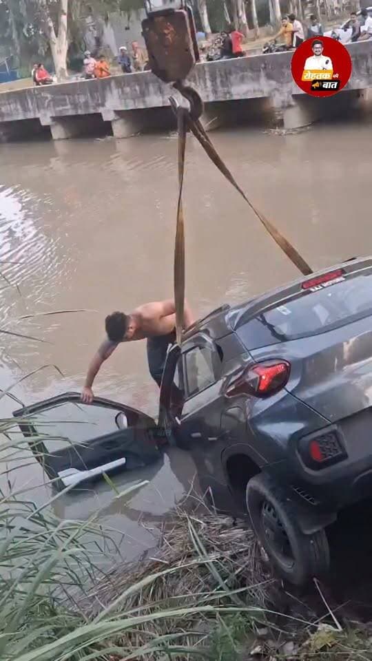 सेक्टर 2 के पास गाय को बचाने के चक्कर में नहर में गई कार