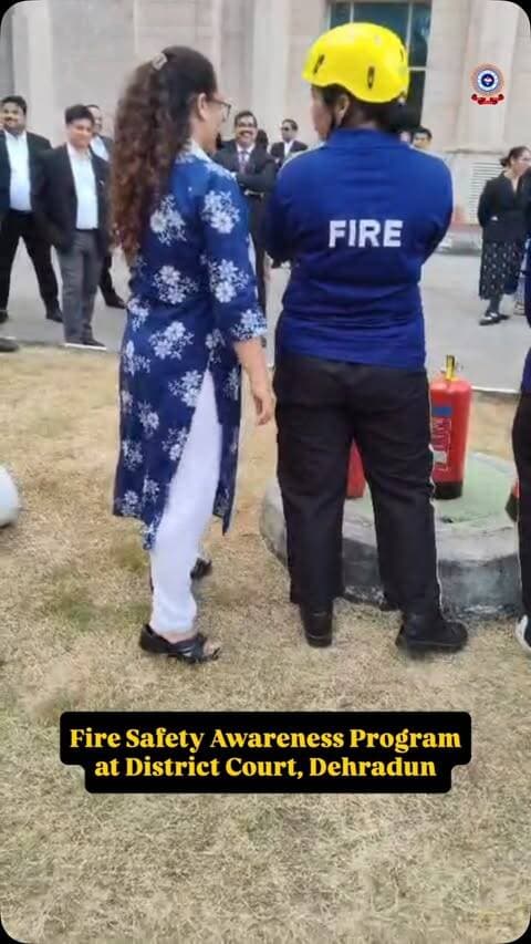 🔥 फायर स्टेशन देहरादून | अग्नि सुरक्षा प्रशिक्षण एवं प्रदर्शन 🔥
अग्निशमन एवं आपातकालीन सेवा, फायर स्टेशन देहरादून द्वारा जिला न्यायालय, देहरादून में अग्नि सुरक्षा प्रशिक्षण एवं प्रदर्शन कार्यक्रम आयोजित किया गया। इस दौरान न्यायालय के अधिकारियों और कर्मचारियों को आग से बचाव, आग लगने के प्रमुख कारणों तथा आपात स्थिति में अपनाई जाने वाली सुरक्षित कार्यवाही के संबंध में विस्तृत जानकारी दी गई। साथ ही, अग्निशमन उपकरणों के सही उपयोग और आग बुझाने की विभिन्न विधियों का व्यावहारिक प्रदर्शन प्रस्तुत कर अग्नि सुरक्षा के प्रति जागरूक किया गया। 🚒🔥
सतर्कता, सही जानकारी और समय पर उचित कार्रवाई—अग्नि सुरक्षा की पहली सीढ़ी है।
#uttarakhandfireservice
#firefighters
#mockdrill
#awareness