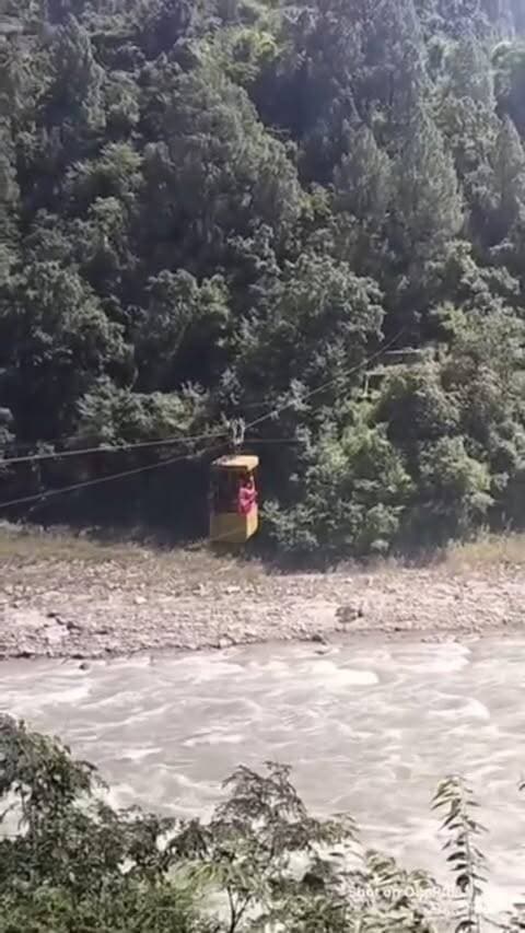 थराली का पेंनगड़ गांव आज भी सड़क से वंचित, विकास के दावों की खुली तस्वीर
थराली। सरकार की ओर से पहाड़ों में सड़क और बुनियादी सुविधाओं के विस्तार को लेकर लगातार विकास के दावे किए जाते हैं, लेकिन चमोली जिले के थराली विकासखंड का पेंनगड़ गांव आज भी सड़क सुविधा से वंचित है।
गांव तक सड़क नहीं पहुंचने के कारण ग्रामीणों को आवागमन में भारी दिक्कतों का सामना करना पड़ रहा है। जरूरी सामान से लेकर मरीजों और बुजुर्गों को भी पैदल रास्तों का सहारा लेना पड़ता है। बरसात के दौरान ग्रामीणों की मुश्किलें और बढ़ जाती हैं।
एक ओर सरकार पहाड़ी क्षेत्रों में विकास की तस्वीर बदलने और गांव-गांव तक सड़क पहुंचाने की बात करती है, वहीं दूसरी ओर पेंनगड़ गांव की स्थिति इन दावों की जमीनी हकीकत पर सवाल खड़े करती है। तस्वीरें खुद बता रही हैं कि आज भी ग्रामीण सड़क जैसी बुनियादी सुविधा का इंतजार कर रहे हैं।
ग्रामीणों ने शासन-प्रशासन से गांव को सड़क सुविधा से जोड़ने के लिए ठ