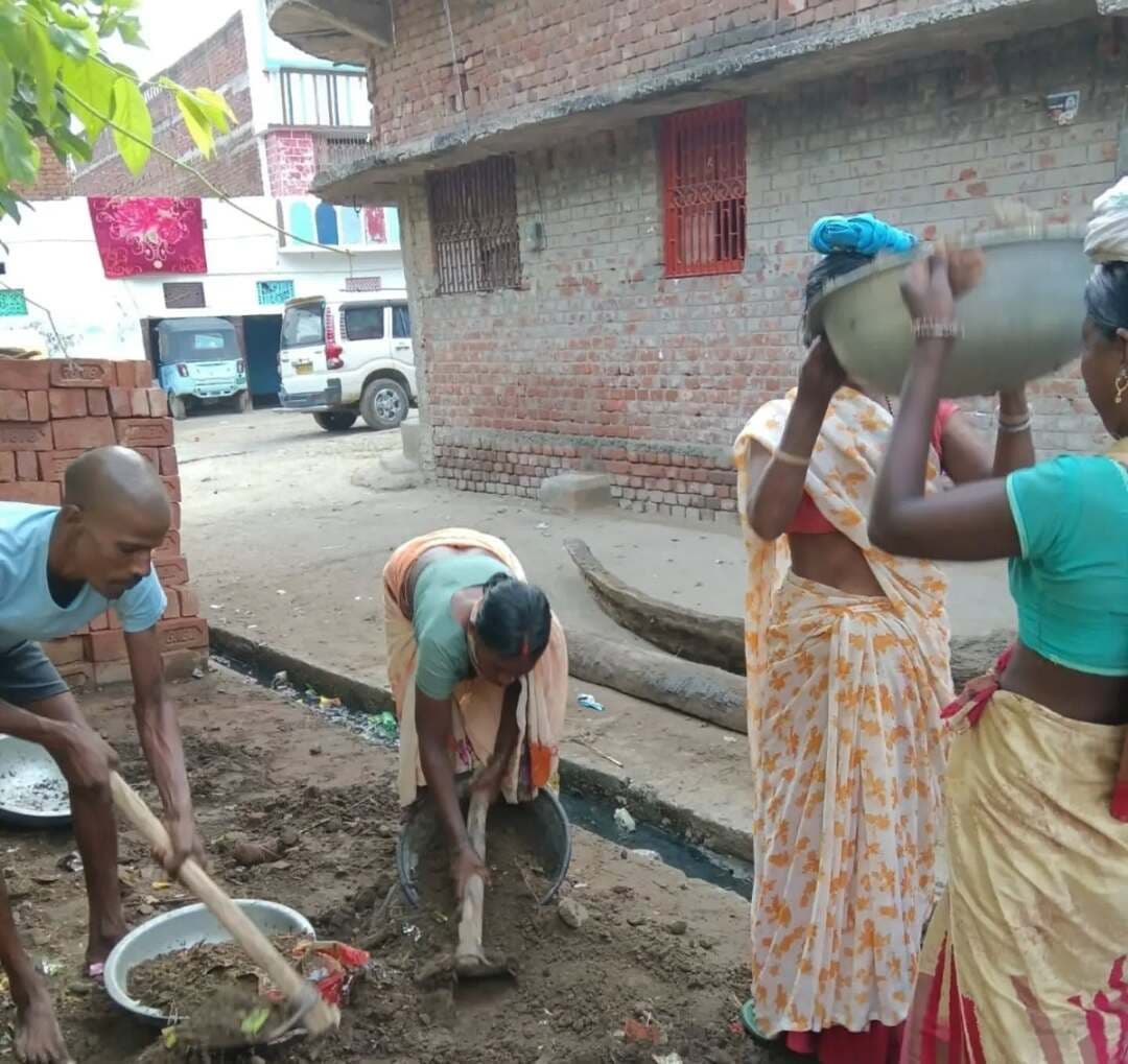 🧹🌿 स्वच्छता ही सेवा-2026 के तहत जिले के सभी प्रखंडों में CTU स्थलों पर चला विशेष स्वच्छता अभियान; कचरा एवं लिगेसी वेस्ट हटाकर स्वच्छ, सुंदर एवं कचरा-मुक्त जहानाबाद बनाने पर जोर
🔹 जिला पदाधिकारी, जहानाबाद श्रीमती छिरिङ वाई भूटिया के निर्देशानुसार सभी प्रखंडों में Cleanliness Target Unit (CTU) के रूप में चिन्हित स्थलों पर व्यापक साफ-सफाई अभियान चलाया गया।
🔹 रेड एवं ब्लैक स्पॉट पर लंबे समय से जमा कचरे एवं लिगेसी वेस्ट का संग्रहण कर समुचित प्रबंधन एवं निस्तारण की कार्रवाई की गई।
🔹 अभियान में प्रखंड स्तरीय पदाधिकारियों, कर्मियों, प्रखंड समन्वयकों, मुखियागण एवं स्वच्छता टीमों ने सक्रिय भागीदारी निभाई।
🔹 साफ किए गए CTU स्थलों पर पुनः कचरा जमा न हो, इसके लिए स्थानीय समुदाय की सहभागिता एवं स्वच्छता के प्रति जागरूकता पर विशेष जोर दिया गया।
♻️ जिला प्रशासन की अपील— स्वच्छता को बनाएं जनभागीदारी का अभियान, मिलकर बनाएं स्वच्छ, सुंदर एवं कचरा-मुक्त जहानाबाद।
#स्वच्छता_ही_सेवा2026 #स्वच्छजहानाबाद_जनभागीदारी #कचरा_मुक्त_जहानाबाद # #जिला_प्रशासन
#विकसितभारत_समृद्धबिहार_ आदर्शजहानाबाद