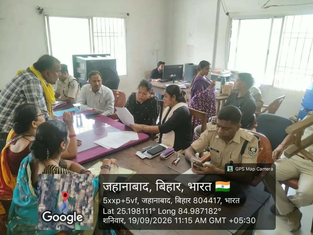 ⚖️ शनिवारीय जनता दरबार में राजस्व एवं भूमि विवाद से जुड़े मामलों की सुनवाई; जिले में कुल 25 मामलों का निष्पादन, समयबद्ध समाधान के निर्देश
🎯 जिला पदाधिकारी, जहानाबाद श्रीमती छिरिङ वाई भूटिया के निर्देशानुसार जिले के सभी अंचलों में शनिवारीय जनता दरबार-सह-भूमि विवाद निवारण शिविर आयोजित किया गया।
📍 अंचलवार स्थिति: काको में जिला पदाधिकारी की अध्यक्षता में 34 आवेदन प्राप्त हुए एवं 06 द्विपक्षीय मामलों की सुनवाई की गई। जहानाबाद में 03 नए आवेदन प्राप्त हुए तथा पूर्व के मामलों सहित 12 मामलों का निष्पादन किया गया। घोसी में 06 में से 05 मामलों का निष्पादन एवं 01 में नोटिस जारी किया गया। हुलासगंज में पूर्व के 09 मामलों की सुनवाई में 01 का निष्पादन, 08 में पुनः नोटिस तथा 06 नए मामले प्राप्त हुए। रतनी फरीदपुर में 04 नए मामले दर्ज किए गए। मोदनगंज में 13 मामलों की सुनवाई में 05 नए मामले दर्ज एवं 03 का निष्पादन किया गया। मखदुमपुर में 09 आवेदन प्राप्त हुए, जिनमें 05 नए मामले दर्ज एवं 04 मामलों का निष्पादन किया गया।
✅ इस प्रकार जिले के विभिन्न अंचलों में आज कुल 25 मामलों का निष्पादन किया गया।
📌 जिला पदाधिकारी ने मामलों की गंभीरतापूर्वक जांच करते हुए पारदर्शी, समयबद्ध एवं नियमानुकूल निष्पादन सुनिश्चित कर आमजनों को त्वरित समाधान उपलब्ध कराने के निर्देश दिए।
#शनिवारीय_जनता_दरबार #भूमि_विवाद #जिला_प्रशासन_जहानाबाद
#विकसितभारत_समृद्धबिहार_आदर्शजहानाबाद