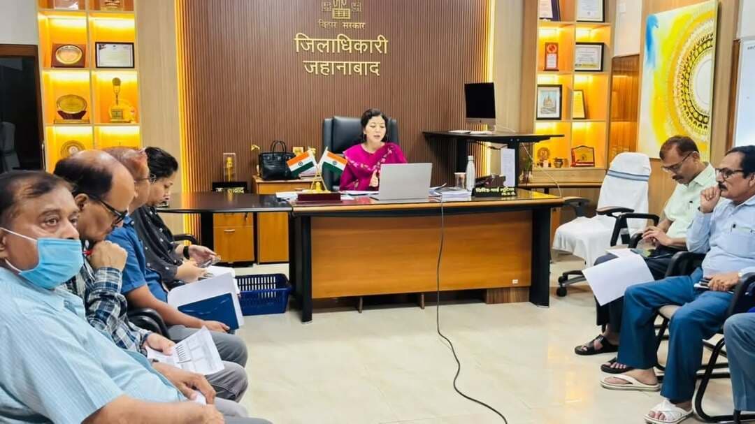 🏥 स्वास्थ्य सेवाओं को और प्रभावी बनाने पर जोर; जिला पदाधिकारी ने की स्वास्थ्य विभाग की गहन समीक्षा, ‘स्वास्थ्य आपके द्वार’ में जहानाबाद को राज्य के टॉप-3 जिलों में शामिल कराने का लक्ष्य
🔹 जिला पदाधिकारी, जहानाबाद श्रीमती छिरिङ वाई भूटिया ने ‘स्वास्थ्य आपके द्वार’, एनीमिया मुक्त बिहार एवं टीबी मुक्त अभियान की प्रखंडवार प्रगति की समीक्षा की।
🔹 ‘स्वास्थ्य आपके द्वार’ के निर्धारित लक्ष्यों को तेजी से पूरा करने एवं कम उपलब्धि वाले प्रखंडों को विशेष कार्ययोजना के साथ कार्य करने के निर्देश।
🔹 एनीमिया मुक्त बिहार अभियान में जिले का बेहतर प्रदर्शन बनाए रखते हुए नियमित स्क्रीनिंग, दवा वितरण एवं मॉनिटरिंग पर जोर।
🔹 टीबी मुक्त अभियान के लंबित बैकलॉग को कल तक पूर्ण करने तथा टीबी स्क्रीनिंग में विशेष तेजी लाने के निर्देश।
🔹 सोमवार से प्रत्येक प्रखंड को 1,500 टीबी स्क्रीनिंग का लक्ष्य एवं 75,000 लंबित मामलों की एंट्री मंगलवार तक पूर्ण करने का निर्देश।
🎯 सभी प्रभारी चिकित्सा पदाधिकारियों एवं संबंधित कर्मियों को मिशन मोड में कार्य करते हुए दैनिक समीक्षा एवं रिपोर्टिंग सुनिश्चित करने के निर्देश।
#स्वास्थ्य_आपके_द्वार #एनीमिया_मुक्त_बिहार #टीबी_मुक्त_अभियान #जहानाबाद #विकसितभारत_समृद्धबिहार_आदर्शजहानाबाद