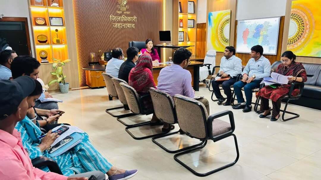 📢 सेवा संकल्प अभियान की विभिन्न गतिविधियों के सफल क्रियान्वयन को लेकर जिला पदाधिकारी ने की समीक्षा; समयबद्ध आयोजन एवं अधिकतम जनभागीदारी के निर्देश
🔹 जिला पदाधिकारी, जहानाबाद श्रीमती छिरिङ वाई भूटिया ने 17 सितम्बर से 17 अक्टूबर तक संचालित सेवा संकल्प अभियान की विभागवार तैयारियों की समीक्षा की।
🔹 सेवा चित्र, सेवा स्मरण, आंगन का मिलन, कहानी बदलाव की, सेवा ज्योति यात्रा, सेवा मेरा योगदान, सेवा के रंग, हैकाथॉन सहित विभिन्न गतिविधियों का होगा आयोजन।
🔹 सभी नोडल एवं सहयोगी विभागों को आपसी समन्वय से निर्धारित गतिविधियां समयबद्ध रूप से पूर्ण करने के निर्देश।
🔹 कार्यक्रमों में लाभार्थियों एवं आम नागरिकों की जन सेवा संकल्प भावना के साथ अधिकतम जनभागीदारी सुनिश्चित करने पर विशेष जोर देने का निर्देश
✨ जनसेवा • जनभागीदारी • सकारात्मक बदलाव
#सेवा_संकल्प_अभियान #जहानाबाद #जिला_प्रशासन #जनभागीदारी #विकसितभारत_समृद्धबिहार_आदर्शजहानाबाद