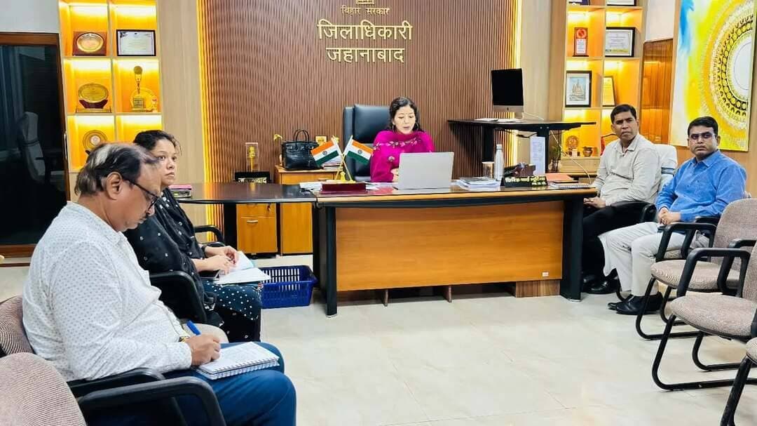 📢 अभियान बसेरा-02 के तहत भूमिहीन पर्चा वितरण को लेकर लोगों के राज्य मुख्यालय जाने की सूचना पर वीडियो कॉन्फ्रेंसिंग; जिला पदाधिकारी ने वीसी के उपरांत संबंधित पदाधिकारियों के साथ बैठक कर अंचल स्तर पर आवेदन प्राप्त करने एवं त्वरित निष्पादन के दिए निर्देश
📍 मुख्यमंत्री के प्रधान सचिव द्वारा आयोजित वीडियो कॉन्फ्रेंसिंग में जिला पदाधिकारी, जहानाबाद श्रीमती छिरिङ वाई भूटिया, पुलिस अधीक्षक श्री कोटा किरण कुमार, उप विकास आयुक्त एवं अपर समाहर्ता (राजस्व) ने भाग लिया।
🔹 वीसी के उपरांत जिला पदाधिकारी ने जिला कल्याण पदाधिकारी, प्रखंड कल्याण पदाधिकारियों, विकास मित्रों एवं सभी अंचलाधिकारियों के साथ बैठक कर पात्र भूमिहीन परिवारों से संबंधित अंचल कार्यालय में ही आवेदन प्राप्त करने, व्यापक प्रचार-प्रसार करने तथा जांच एवं निष्पादन की प्रक्रिया को त्वरित एवं सुगम बनाने का निर्देश दिया।
🔹 सभी अंचलाधिकारियों को अंचल कार्यालय में डेडिकेटेड काउंटर स्थापित करने का निर्देश दिया गया, जहां पात्र भूमिहीन परिवारों से आवेदन प्राप्त कर उनकी जांच एवं निष्पादन की कार्रवाई प्राथमिकता के आधार पर सुनिश्चित की जाएगी।
🔹 भूमिहीन परिवारों को राज्य मुख्यालय जाने के लिए प्रेरित अथवा संगठित करने जैसी गतिविधियों पर सतत निगरानी रखते हुए नियमानुसार आवश्यक कार्रवाई सुनिश्चित करने का निर्देश दिया गया।
📣 जिला पदाधिकारी की अपील
👉 पात्र भूमिहीन परिवार सभी दस्तावेज के साथ अपने संबंधित अंचल कार्यालय में ही आवेदन करें तथा अंचल कार्यालय में डेडिकेटेड काउंटर की व्यवस्था
👉 पर्चा प्राप्त करने के लिए राज्य मुख्यालय जाने की आवश्यकता नहीं है।
👉 पात्र परिवारों को नियमानुसार पर्चा उपलब्ध कराने के लिए जिला प्रशासन प्रतिबद्ध है।
#अभियान_बसेरा #भूमिहीन_पर्चा #जहानाबाद #जिला_प्रशासन #विकसितभारत_समृद्धबिहार_आदर्शजहानाबाद