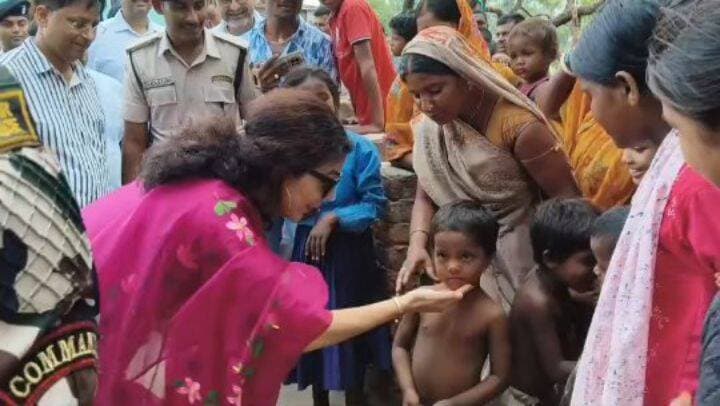🌿 कायाकल्प की ओर अमथुआ—10 योजनाओं से संवरेंगी पंचायत की बुनियादी सुविधाएं!
📍 जिला पदाधिकारी, जहानाबाद श्रीमती छिरिङ वाई भूटिया ने काको प्रखंड अंतर्गत अमथुआ पंचायत में कायाकल्प योजना के तहत चयनित योजनाओं का किया स्थलीय निरीक्षण।
🏗️ कुल 10 योजनाएं चयनित — पंचायत सरकार भवन एवं विद्यालय की घेराबंदी, आंगनवाड़ी केंद्र का जीर्णोद्धार, नए आंगनवाड़ी केंद्र निर्माण, अतिरिक्त कक्ष एवं चहारदीवारी, शवदाह गृह, नाला, सामुदायिक भवन एवं पेवर ब्लॉक से संबंधित कार्य शामिल।
🏘️ महादलित टोला में नाली एवं पीसीसी निर्माण भी चयनित योजनाओं में शामिल।
💻 चयनित योजनाओं को कायाकल्प पोर्टल पर अपलोड कर गुणवत्तापूर्ण कार्य प्रारंभ करने का निर्देश।
⏳ समय-सीमा निर्धारित
🔹 मरम्मती एवं सुधार कार्य — 30 नवम्बर, 2026 तक
🔹 नए निर्माण कार्य — 31 मार्च, 2027 तक
🎯 योजनाएं केवल प्रस्ताव तक सीमित न रहें—समयबद्ध एवं गुणवत्तापूर्ण कार्य धरातल पर दिखे और आमजन को मिले प्रत्यक्ष लाभ तथा पंचायत का वास्तविक कायाकल्प हो।
#कायाकल्प_योजना #अमथुआ_पंचायत #काको #जहानाबाद #ग्रामीण_विकास विकसित_भारत समृद्ध_बिहार आदर्श_जहानाबाद