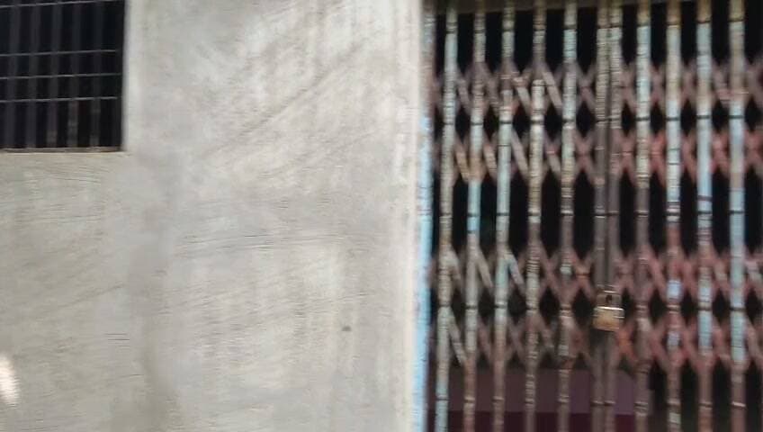 फिरोजाबाद। वाल्मीकि आश्रम की उपेक्षा पर फूटा जनाक्रोश! नगर निगम को आंदोलन की चेतावनी
फिरोजाबाद : 26 अक्टूबर को आ रही वाल्मीकि जयंती से पहले महर्षि वाल्मीकि आश्रम छारबाग की बदहाली को लेकर उत्तर प्रदेशीय ठेका सफाई कर्मचारी संघ ने नगर निगम के खिलाफ मोर्चा खोल दिया है।
संघ के अध्यक्ष आचार्य कृष्ण मुरारी और नगर महामंत्री पवनदीप चौहान ने स्पष्ट किया कि शहर में विकास के दावों के बीच वाल्मीकि आश्रम लगातार लापरवाही का शिकार हो रहा है।
जिसमें प्रमुख मांगें निम्न हैं
• आश्रम की सफाई, रंगाई-पुताई, लाइटिंग और मरम्मत का काम तुरंत पूरा हो।
• दम्मामल नगर में 'वाल्मीकि द्वार' बनाया जाए।
• सभी वाल्मीकि बस्तियों के मंदिरों की सफाई व्यवस्था दुरुस्त हो।
चेतावनी देते हुए कहा कि कल नगर निगम को ज्ञापन सौंपा जाएगा। अगर समय रहते कार्रवाई नहीं हुई तो जोरदार धरना-प्रदर्शन होगा!
📹 मौके के पूरे वीडियो और पदाधिकारियों के बयान नीचे देखें 👇
#Firozabad #FirozabadNews #ValmikiAshram #ValmikiJayanti #UPNews #NagarNigamFirozabad #SafaiKarmachari #FirozabadUpdates #GroundReport #ProtestNews #PublicIssue #UttarPradesh