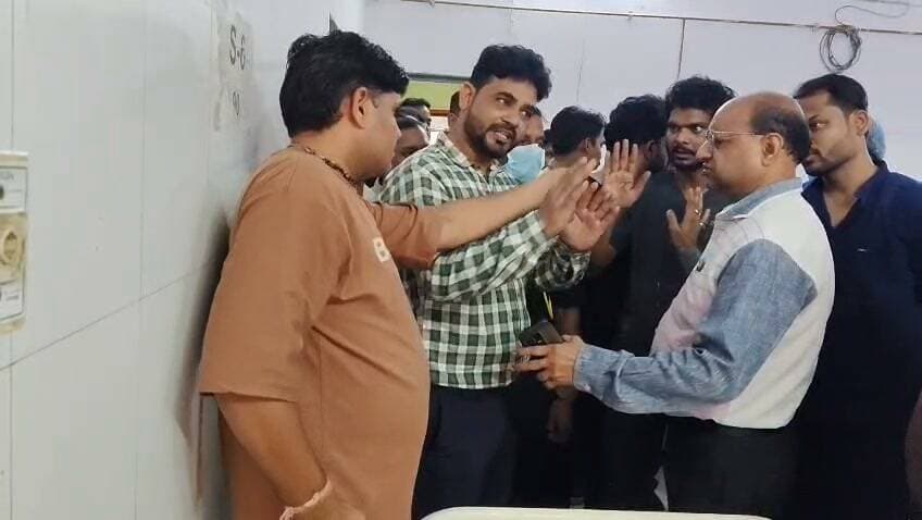 फिरोजाबाद मेडिकल कॉलेज में हुआ जमकर बवाल सीएमएस डॉ नवीन जैन पहुंचे मौके पर।