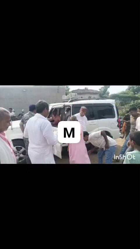 पचरुखिया गांव के समाजसेवी सत्येंद्र पांडे के आवास पर विधायक और अधिकारियों की बाढ़ की समस्या को लेकर अहम बैठक की गई