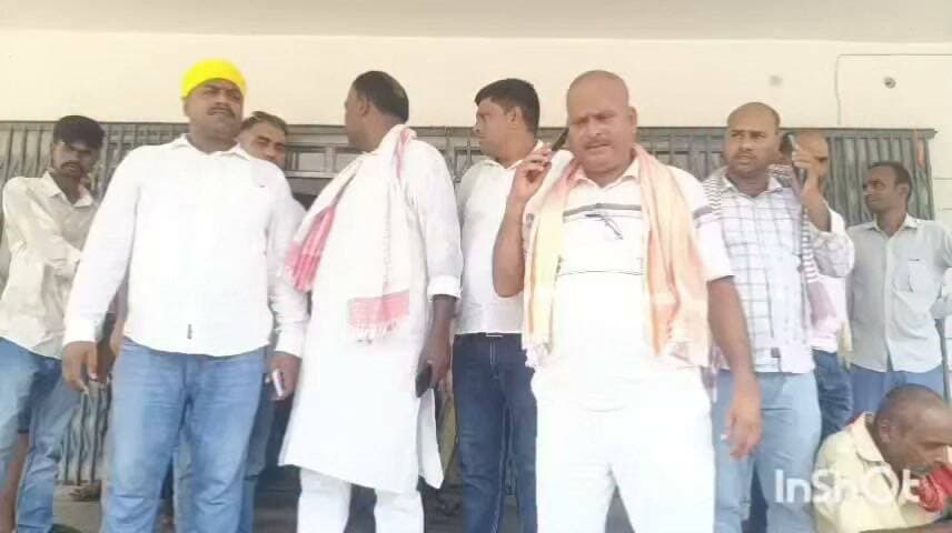 बड़हरा प्रखंड कार्यालय में बड़ा सूची में नाम जुड़वाने को लेकर मुखिया संघ ने अंचलाधिकारी कार्यालय में किया हंगामा