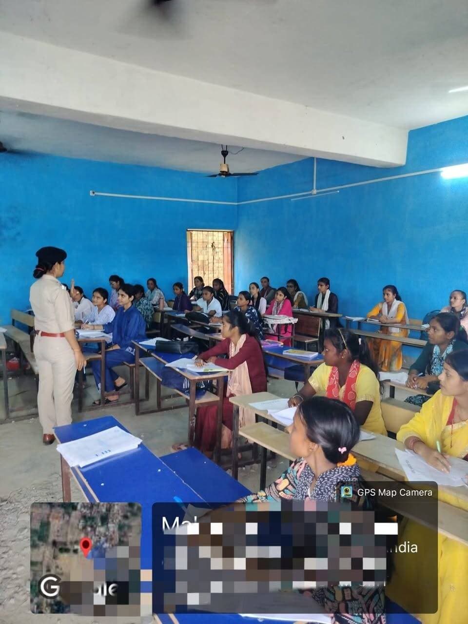 भोजपुर पुलिस की ‘पुलिस दीदी’ — सुरक्षा की साथी
महिलाओं एवं बालिकाओं की सुरक्षा, सहायता एवं जागरूकता को प्राथमिकता देते हुए भोजपुर पुलिस की ‘पुलिस दीदी’ 20 स्कूटर एवं 15 मोटरसाइकिल (कुल 35 वाहन) के साथ आरा नगर, नवादा, मुफ्फसिल सहित जिले के 19 थाना क्षेत्रों में निरंतर सक्रिय हैं।
‘पुलिस दीदी’ द्वारा विद्यालयों एवं कोचिंग संस्थानों के आसपास नियमित भ्रमण कर जनसंवाद एवं जागरूकता कार्यक्रम आयोजित किए जा रहे हैं। इस दौरान महिला सुरक्षा एवं अधिकार, साइबर सुरक्षा, महिला हेल्प डेस्क तथा किसी भी विषम परिस्थिति में डायल-112 के माध्यम से सहायता प्राप्त करने के संबंध में जानकारी दी जा रही है।
‘पुलिस दीदी’ पहल का उद्देश्यमहिलाओं एवं बालिकाओं में सुरक्षा का विश्वास बढ़ाना, जागरूकता विकसित करना तथा पुलिस के साथ सहज, सुरक्षित एवं भरोसेमंद संवाद को मजबूत करना है।