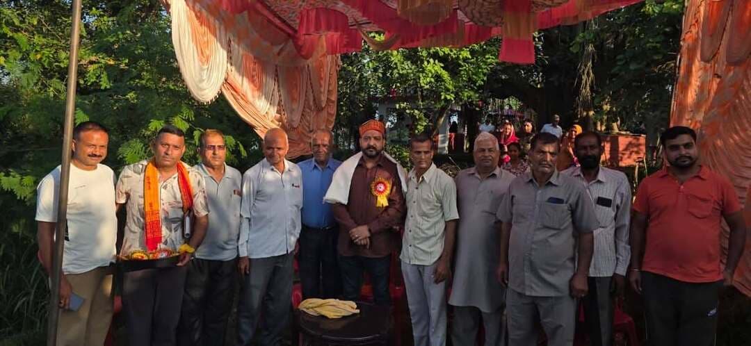 #ज्वालामुखी : विधानसभा क्षेत्र के चंगर क्षेत्र की टिप पंचायत में आयोजित मेले में युवा नेता रजनीश धवाला ने बतौर मुख्य अतिथि शिरकत की। इस दौरान उन्होंने आयोजन समिति को सफल आयोजन के लिए बधाई दी और मेले में मौजूद लोगों से मुलाकात कर क्षेत्र की संस्कृति एवं परंपराओं से जुड़े आयोजनों के महत्व पर बात की।
इस अवसर पर आयोजन समिति के सदस्यों एवं स्थानीय लोगों ने रजनीश धवाला का स्वागत किया।