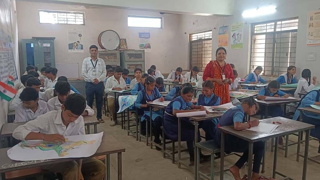 सेवा संकल्प अभियान के अंतर्गत एकीकृत शासकीय हाई स्कूल बिंझिया में चित्रकला एवं भाषण प्रतियोगिता आयोजित
सेवा संकल्प अभियान 2026 के अंतर्गत एकीकृत शासकीय हाई स्कूल बिंझिया में प्राचार्य श्री मुकेश कुमार पांडे के मार्गदर्शन में विभिन्न कार्यक्रमों का आयोजन किया गया। विकसित भारत की संकल्पना के अंतर्गत 17 सितंबर से कार्यक्रमों का शुभारंभ हुआ। इस अवसर पर आयोजित रक्तदान कार्यक्रम में विद्यालय के शिक्षक श्री अनिल पांडे ने रक्तदान कर सेवा एवं समर्पण की भावना का परिचय दिया।
इसी क्रम में आशीर्वाद का दिया कार्यक्रम के अंतर्गत विद्यालय परिसर को दीपों एवं रोशनी से सजाया गया। विद्यालय के शिक्षकों एवं विद्यार्थियों द्वारा अपने-अपने घरों में भी दीप प्रज्वलित किए गए। साथ ही मां नर्मदा के किनारे रपटा पर भी दीप प्रज्वलित कर जन-जन में सेवा, संस्कार एवं सकारात्मकता का संदेश दिया गया।
19 सितंबर को “विकसित भारत की संकल्पना” के अंतर्गत “मेरे सपनों का भारत” विषय पर भाषण प्रतियोगिता आयोजित की गई। साथ ही “आज का भारत और 2047 का भारत” विषय पर चित्रकला प्रतियोगिता में विद्यार्थियों ने अपनी कल्पनाओं एवं विचारों को चित्रों के माध्यम से प्रस्तुत किया।
कार्यक्रम में प्रमुख रूप से श्रीमती इंदिरा मरावी, सरपंच ग्राम पंचायत बिंझिया, पूर्व सरपंच एवं श्री रानू ठाकुर, श्री सर्वेश शुक्ला एवं श्री अमित मिश्रा सहित विद्यार्थियों के पालकगण उपस्थित रहे। अतिथियों एवं पालकों ने विद्यार्थियों के उत्साहवर्धन के साथ उनकी रचनात्मक प्रतिभा की सराहना की।
भाषण एवं चित्रकला प्रतियोगिता में प्रथम, द्वितीय, तृतीय एवं सांत्वना पुरस्कार प्राप्त करने वाले विद्यार्थियों को 21 सितंबर को आयोजित सेवा संकल्प अभियान के आगामी कार्यक्रम एवं प्रदर्शनी में सम्मानित किया जाएगा। कार्यक्रम का संचालन श्रीमती गायत्री शुक्ला ने किया। कार्यक्रम को सफल बनाने में श्री योगेंद्र पटेल श्रीमती सुषमा पटेल श्री इंद्रेश सार्वे शिवम यादव एवं समस्त शिक्षकों का सहयोग रहा।
Jansampark Madhya Pradesh
CM Madhya Pradesh
#mandla
#सेवा_संकल्प_अभियान #SevaSankalpAbhiyan