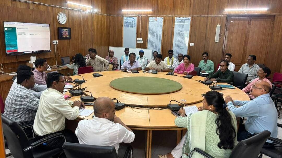 ईव्हीएम का द्वितीय रेंडमाइजेशन संपन्न
कलेक्ट्रेट के गोलमेज कक्ष में स्थानीय निर्वाचन हेतु ईव्हीएम का द्वितीय रेंडमाइजेशन रविवार को किया गया। पंचायत उप-निर्वाचन के लिए कंट्रोल यूनिट और बैलेट यूनिट का रेंडमाइजेशन किया गया। इस अवसर पर अपर कलेक्टर, संयुक्त कलेक्टर एवं मान्यता प्राप्त राजनीतिक दलों के प्रतिनिधि उपस्थित रहे।
रेंडमाइजेशन प्रक्रिया भारत निर्वाचन आयोग के निर्देशानुसार एनआईसी के सॉफ्टवेयर के माध्यम से पूर्ण पारदर्शिता के साथ संपन्न की गई। रेंडमाइजेशन के पश्चात मशीनों को संबंधित विकासखंडों के लिए आवंटित किया गया। इस दौरान उप जिला निर्वाचन अधिकारी, ईवीएम प्रभारी एवं अन्य अधिकारी उपस्थित रहे।
Jansampark Madhya Pradesh
Chief Electoral Officer Madhya Pradesh
Election Commission of India
#mandla