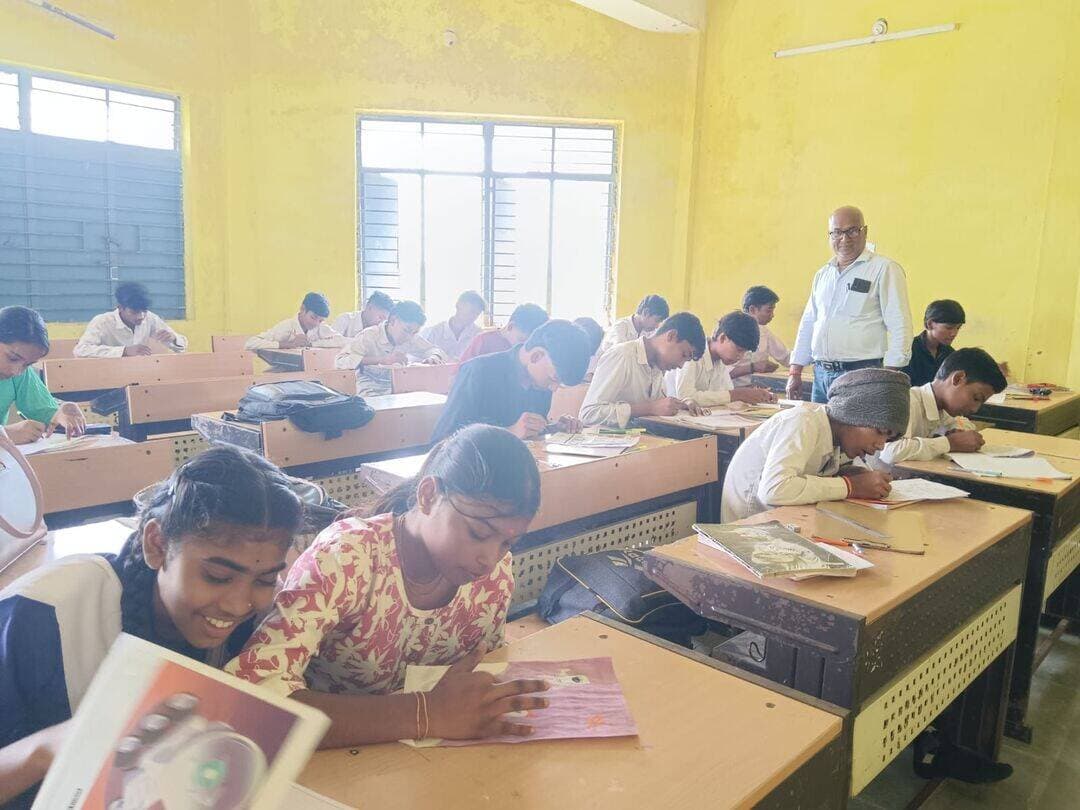 सेवा संकल्प अभियान के तहत ‘मेरे सपनों का भारत’ विषय पर चित्रकला एवं भाषण प्रतियोगिता आयोजित
<nis:link nis:type=tag nis:id=सेवा_संकल्प__अभियान nis:value=सेवा_संकल्प__अभियान nis:enabled=true nis:link/> के अंतर्गत शासकीय हाईस्कूल भीखमपुर में विद्यार्थियों के लिए ‘मेरे सपनों का भारत’ विषय पर चित्रकला एवं भाषण प्रतियोगिता का आयोजन किया गया। प्रतियोगिता में कक्षा 9वीं से 12वीं तक के विद्यार्थियों ने उत्साहपूर्वक सहभागिता की।
चित्रकला प्रतियोगिता में 16 छात्र-छात्राओं तथा भाषण प्रतियोगिता में 12 छात्र-छात्राओं ने भाग लेकर अपने विचार एवं कल्पनाओं को रचनात्मक रूप से प्रस्तुत किया। विद्यार्थियों ने अपने चित्रों एवं भाषणों के माध्यम से विकसित, समृद्ध, स्वच्छ, आत्मनिर्भर एवं सशक्त भारत की परिकल्पना को अभिव्यक्त किया।
प्रतियोगिता के माध्यम से विद्यार्थियों में रचनात्मकता, अभिव्यक्ति कौशल तथा राष्ट्र निर्माण के प्रति जागरूकता को बढ़ावा मिला। शासकीय हाईस्कूल भीखमपुर में आयोजित यह गतिविधि सेवा संकल्प अभियान के उद्देश्यों के अनुरूप विद्यार्थियों की सक्रिय सहभागिता और सकारात्मक सोच को प्रोत्साहित करने वाली रही।
Jansampark Madhya Pradesh
CM Madhya Pradesh
<nis:link nis:type=tag nis:id=mandla nis:value=mandla nis:enabled=true nis:link/>
Department of School Education, Madhya Pradesh