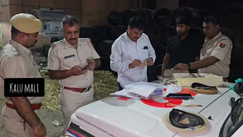 बाड़मेर कोतवाली पुलिस की कार्यवाही,15 ग्राम एमडी के साथ युवक गिरफ्तार।
Barmer Police Balotra Police Jaipur Police Rajasthan Police Jodhpur Police IPS ChunaRam FanClub