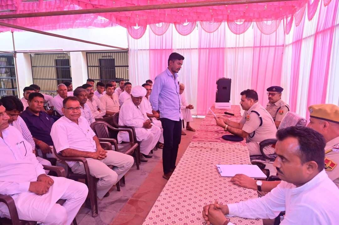 बालोतरा पुलिस अधीक्षक ने पुलिस थाना धोरीमन्ना में आमजन की परिवेदनाएं सुनकर शीघ एवं निष्पक्ष समाधान का दिया आश्वासन।
जनसुनवाई के दौरान प्राप्त परिवेदनाएं पर त्वरित एवं प्रभावी कार्यवाही के लिए संबधित अधिकारियों को दिए दिशा निर्देश।
थाना धोरीमन्ना में अपराध गोष्ठी आयोजन कर कानून व्यवस्था अपराध नियंत्रण एवं लंबित प्रकरणों की समीक्षा की।
Balotra Police Barmer Police