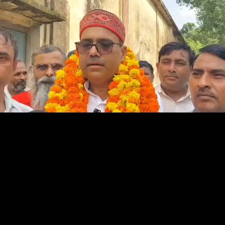 #गाजीपुर में उत्तर प्रदेश राज्य कर्मचारी महासंघ के प्रांतीय अध्यक्ष रामलाल यादव के प्रथम आगमन पर सिंचाई चौराहा पर कर्मचारियों ने जोरदार स्वागत किया। रामलाल यादव को महासंघ के प्रांतीय अधिवेशन में निर्विरोध प्रांतीय अध्यक्ष चुना गया है। स्वागत के बाद उन्होंने कर्मचारियों की विभिन्न मांगों को लेकर शासन स्तर पर संघर्ष की बात कही। उन्होंने पुरानी पेंशन बहाली, आठवें वेतन आयोग का लाभ, वेतन विसंगतियां दूर करने, चतुर्थ श्रेणी भर्ती पर लगी रोक हटाने और पंचायती राज विभाग के सफाई कर्मचारियों की सेवा नियमावली बनाने की मांग उठाई। इसके साथ ही संविदा और आउटसोर्सिंग पर रोक लगाने तथा संविदा कर्मियों का न्यूनतम मानदेय 28 हजार रुपये प्रतिमाह करने की मांग की। उन्होंने विभागों में लिपिक संवर्ग की लंबित पदोन्नति और पदस्थापना की कार्रवाई जल्द पूरी करने तथा एनपीएस से आच्छादित सेवानिवृत्त कर्मचारियों को चिकित्सा प्रतिपूर्ति का लाभ देने की मांग रखी। रामलाल यादव ने कहा कि पुरानी पेंशन बहाली की लड़ाई के लिए दिसंबर 2026 में दिल्ली के जंतर-मंतर पर कार्यक्रम प्रस्तावित है, जिसमें कर्मचारियों से बढ़-चढ़कर भाग लेने की अपील की। उन्होंने कहा कि प्रदेश के किसी भी कर्मचारी का शोषण बर्दाश्त नहीं किया जाएगा। कार्यक्रम में कर्मचारी महासंघ के पदाधिकारी और बड़ी संख्या में कर्मचारी मौजूद रहे। #GhazipurNews