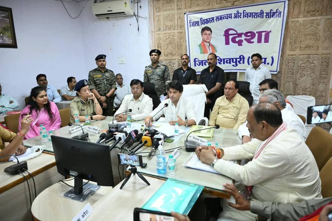 केंद्रीय संचार एवं पूर्वोत्तर क्षेत्र विकास मंत्री श्री Jyotiraditya M Scindia ने आज शिवपुरी में प्रेस वार्ता की।
उन्होंने 'दिशा' बैठक में हुई समीक्षा, जिले की प्रमुख इंफ्रास्ट्रक्चर परियोजनाओं और विकास कार्यों की प्रगति की जानकारी साझा की।
#shivpuri