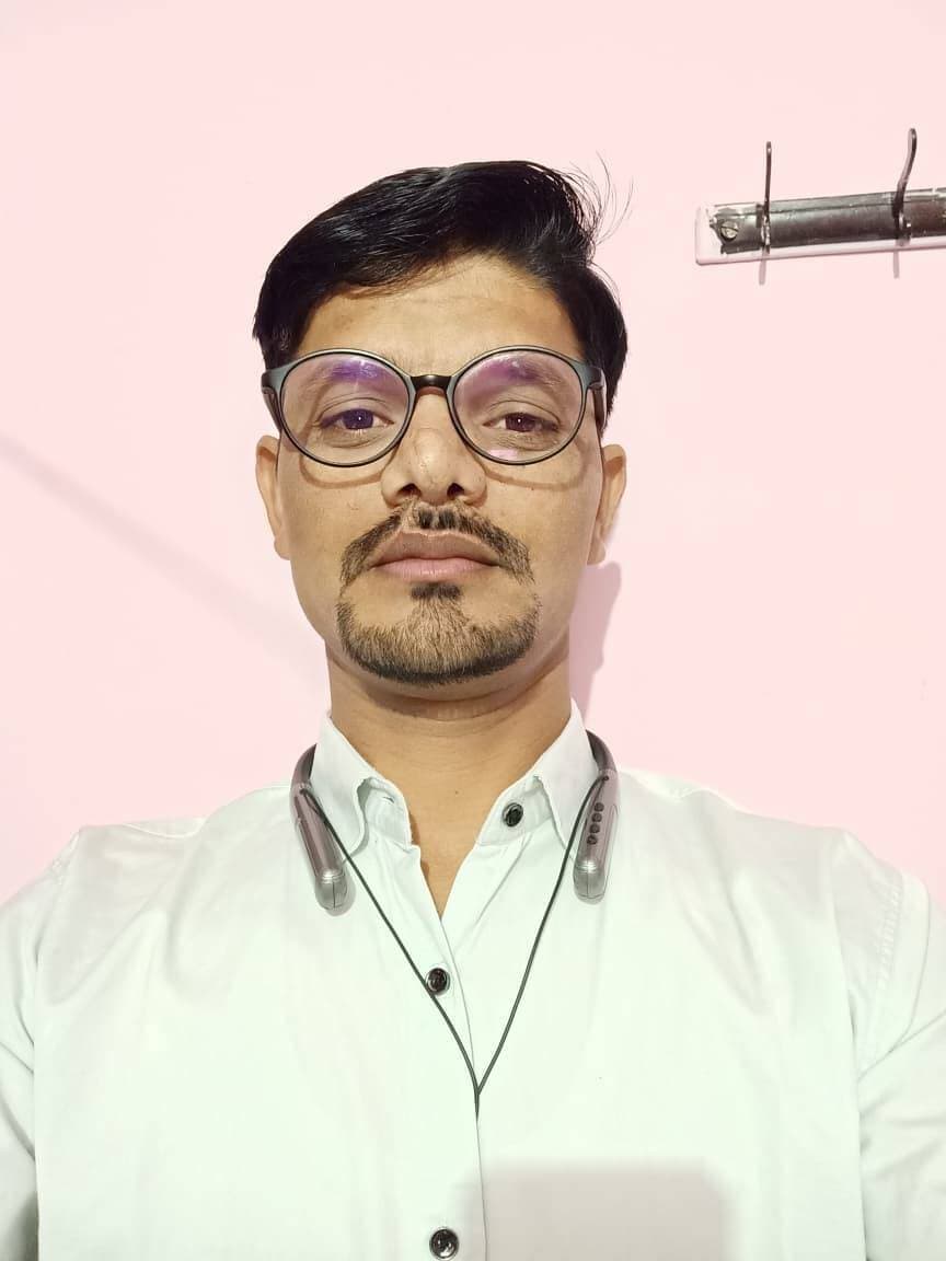 सभापति के चुनाव से पहले डीडवाना के विकास को लेकर उठी मांग, नागरिक आमिर खान ने सौंपा 17-सूत्रीय एजेंडा
डीडवाना। नगर परिषद चुनाव के बाद नए सभापति के पदभार ग्रहण करने से पूर्व डीडवाना की जनता और जागरूक नागरिकों की ओर से शहर की सूरत बदलने को लेकर एक नई राय सामने आ रही है। स्थानीय निवासियों का कहना है कि पिछले करीब सात वर्षों से शहर में नागरिक सुविधाओं की जो स्थिति बनी हुई है, उसे सुधारने और डीडवाना के सौंदर्यकरण को गति देने के लिए नए सभापति को प्राथमिकता के आधार पर विशेष कार्ययोजना लागू करनी होगी।
नगर निकाय चुनाव में भाग लेने वाले शहर के जागरूक नागरिक आमिर खान ने डीडवाना के समग्र विकास और प्रशासनिक व्यवस्था में सुधार को लेकर एक 17-सूत्रीय प्रस्तावित एजेंडा तैयार किया है। आमिर खान का मानना है कि नए सभापति को अपनी सीट पर बैठते ही इन मुख्य बिंदुओं पर त्वरित कार्रवाई शुरू करनी चाहिए।
सड़कों का विस्तृत सर्वे: शहर के हर वार्ड में सड़कों की वास्तविक स्थिति जानने के लिए सर्वे कराया जाए।सीवरेज व जल निकासी: सीवरेज और जलभराव की गंभीर समस्या के स्थाई समाधान के लिए ठोस योजना बने।वार्ड-वार सफाई व्यवस्था: प्रत्येक वार्ड में नियमित और व्यापक सफाई सुनिश्चित की जाए।स्ट्रीट लाइट प्रबंधन: मुख्य सड़कों एवं गलियों में खराब लाइटों को बदलकर नई लाइटें लगाई जाएं।पेयजल आपूर्ति: शहरवासियों को स्वच्छ पानी की नियमित आपूर्ति मिले।पार्क और हरियाली: सौंदर्यकरण के उद्देश्य से पार्कों का निर्माण और पौधारोपण कर हरियाली बढ़ाई जाए।बाजार में जन-सुविधाएं: प्रमुख बाजारों में सार्वजनिक शौचालय व मूलभूत सुविधाएं उपलब्ध हों।युवा व कौशल विकास: खेल गतिविधियों का आयोजन, सामुदायिक योजनाओं का लाभ व स्किल ट्रेड सेंटर की स्थापना हो।विकास कार्यों की सूची: प्रत्येक वार्ड की समस्त विकास योजनाओं की जानकारी सार्वजनिक की जाए।पारदर्शी नगर परिषद: नगर परिषद के कामकाज में पूर्ण पारदर्शिता लाई जाए रीसाइकिलिंग प्रोजेक्ट: कचरे और गंदे पानी को शहर में ही रीसाइकिल करने की योजना बनाई जाए।सूचना एवं नोटिस बोर्ड: मुख्य स्थानों पर बोर्ड लगाकर स्वीकृत व प्रगतिरत कार्यों का ब्योरा दर्शाया जाए।शिकायत पेटी: शहर के मुख्य स्थलों पर शिकायत पेटियां लगाई जाएं और नगर परिषद नियमित रूप से शिकायतों का निस्तारण करे।लीकेज मुक्त सीवरेज: सीवरेज पाइपों को इस प्रकार सील किया जाए कि गंदा पानी सड़कों पर न फैले।समतल सीवरेज ढक्कन: हादसों से बचाव के लिए सीवरेज के ढक्कनों को सड़क के समतल (लेवल में) लगाया जाए।आवारा पशुओं का स्थान: विचरण कर रहे आवारा पशुओं के लिए एक निश्चित स्थान निर्धारित किया जाए।कचरा फेंकने पर जुर्माना: सार्वजनिक स्थलों पर कचरा डालने वालों पर सख्त रोक लगाई जाए और परिषद द्वारा जुर्माना वसूला जाए।शहरवासियों का कहना है कि यदि नया बोर्ड और सभापति इस एजेंडे को ध्यान में रखकर काम करते हैं, तो निश्चित तौर पर डीडवाना की स्थिति में बड़ा सुधार देखने को मिलेगा।