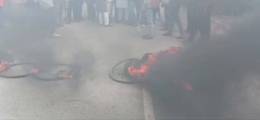 भवानीपुर मोड़ पर दर्दनाक हादसा: हाइवा की चपेट में आने से शिक्षक की मौ@त, पांच घंटे सड़क जाम
देव। औरंगाबाद जिले के देव नगर पंचायत क्षेत्र स्थित भवानीपुर मोड़ के समीप शनिवार की सुबह एक दर्दनाक सड़क हादसे में साइकिल सवार निजी विद्यालय के शिक्षक अशोक सिंह (50 वर्ष) की हाइवा की चपेट में आने से मौत हो गई। मृतक देव ब्लॉक निवासी प्रमोद सिंह के पुत्र थे। हादसे की खबर मिलते ही मौके पर लोगों की भीड़ जुट गई और इलाके में अफरा-तफरी मच गई।
बताया गया कि अशोक सिंह रोज की तरह शनिवार सुबह साइकिल से निजी विद्यालय में पढ़ाने जा रहे थे। इसी दौरान भवानीपुर मोड़ के पास तेज रफ्तार हाइवा ने उन्हें अपनी चपेट में ले लिया, जिससे घटनास्थल पर ही उनकी मौत हो गई। स्थानीय लोगों ने हाइवा को पकड़कर पुलिस के हवाले कर दिया।
शव सड़क पर रखकर पांच घंटे तक प्रदर्शन
शिक्षक की मौत से आक्रोशित ग्रामीणों ने शव को सड़क पर रखकर करीब पांच घंटे तक प्रदर्शन किया। लोगों ने पीड़ित परिवार को तत्काल आर्थिक सहायता, उचित मुआवजा और भारी वाहनों की रफ्तार पर नियंत्रण की मांग की। प्रदर्शन के दौरान थाना मोड़, बहुआरा मोड़ और देव ब्लॉक मोड़ पर सड़क जाम कर दिया गया, जिससे दोनों ओर वाहनों की लंबी कतार लग गई। तेज धूप के बावजूद लोग सड़क पर डटे रहे। प्रदर्शनकारियों के लिए सड़क पर ही टेंट लगाया गया।
जनप्रतिनिधियों ने पहुंचकर संभाली स्थिति
मामले की सूचना पर देव नगर पंचायत अध्यक्ष पिंटू कुमार शाहिल, उपाध्यक्ष गोलू गुप्ता, पूर्व विधायक आनंद शंकर सिंह, एमएलसी दिलीप कुमार सिंह, समाजसेवी आलोक सिंह, मुखिया प्रतिनिधि बबुआ विशाल सिंह, पैक्स अध्यक्ष भवानीपुर मेघराज सिंह, पैक्स अध्यक्ष देव राजेंद्र साव, पूर्व मुखिया बनूआ जितेंद्र चंद्रवंशी, मुखिया प्रतिनिधि भवानीपुर बाला प्रजापति, समाजसेवी सुनील कुमार सिंह, चंदन सिंह उर्फ चूड़ा सिंह, बलवंत सिंह, रत्नाकर सिंह, योगेंद्र सिंह, बिपिन सिंह, प्रिंस सिंह, राकेश कुमार सिंह और रवि सिंह समेत बड़ी संख्या में स्थानीय लोग मौके पर पहुंचे।
जनप्रतिनिधियों ने पीड़ित परिवार के प्रति संवेदना व्यक्त करते हुए प्रशासन से तत्काल सहायता और सरकारी प्रावधान के अनुसार मुआवजा दिलाने की मांग की।
सीओ ने दिया 20 हजार रुपये का चेक
काफी देर तक चले गतिरोध के बाद एमएलसी दिलीप कुमार सिंह और पूर्व विधायक आनंद शंकर सिंह ने प्रशासन एवं प्रदर्शनकारियों के बीच बातचीत कराकर मामले को शांत कराने की पहल की। इसके बाद प्रशासन की ओर से तत्काल राहत के तौर पर सीओ द्वारा पीड़ित परिवार के सदस्य को 20 हजार रुपये की सहायता राशि का चेक दिया गया।
प्रशासन की ओर से आश्वासन दिया गया कि एक सप्ताह के अंदर सरकारी प्रावधान के तहत उचित मुआवजा दिलाने की प्रक्रिया पूरी की जाएगी। आश्वासन के बाद प्रदर्शन समाप्त हुआ और धीरे-धीरे यातायात बहाल हो गया।
हादसे के बाद इलाके में शोक
अशोक सिंह की मौत से परिवार में मातम पसरा है। वहीं, शिक्षक की मौत को लेकर स्थानीय लोगों में भी गहरा आक्रोश है। लोगों ने भवानीपुर मोड़ समेत दुर्घटना संभावित स्थानों पर सुरक्षा व्यवस्था मजबूत करने, भारी वाहनों की गति पर निगरानी रखने और यातायात व्यवस्था को दुरुस्त करने की मांग की है।
पुलिस ने हादसे में शामिल हाइवा को कब्जे में लेकर आगे की कार्रवाई शुरू कर दी है।
#BharatCrimeLiveNews #deonagarpanchayt #NewsUpdate #AurangabadNews #NewsFeed #AurangabadPolice #AurangabadBihar #BreakingNews #BiharNews #deo