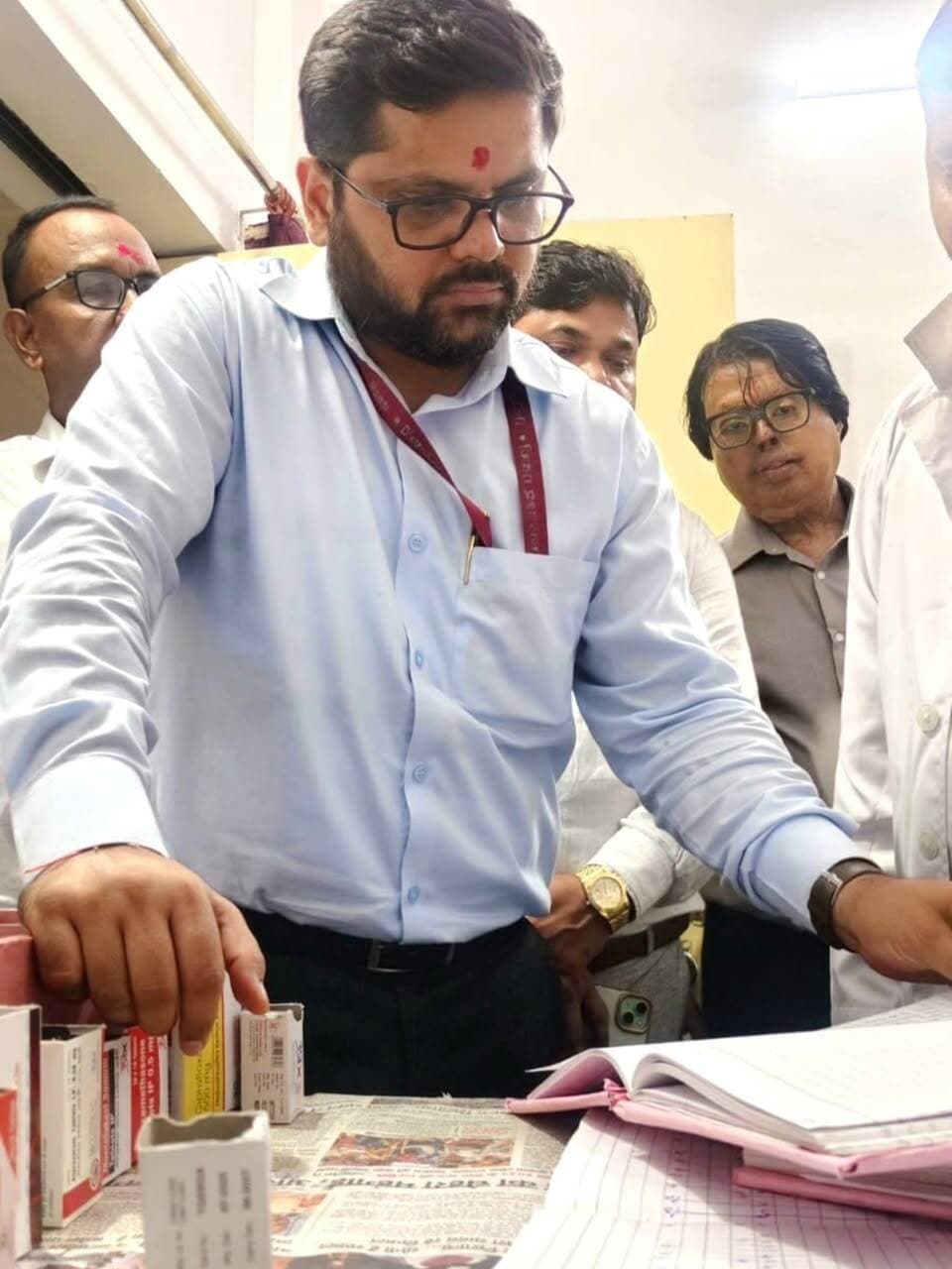 DM झाँसीI ने किया CHC गरौठा निरीक्षण, ऑक्सीजन प्लांट के स्टेबलाइजर का शुभारंभ
निरीक्षण के दौरान दवाओं की उपलब्धता सुनिश्चित करने और मरीजों को बेहतर सुविधाएं देने के दिए निर्देश
जिलाधिकारी ने लेबर रूम, एक्सरे कक्ष,पैथोलॉजी लैब का किया निरीक्षण,साफ-सफाई के लिए निर्देश
वार्ड का किया भ्रमण, मरीजों से किया संवाद और सुविधाओं की लिए जानकारी
#DMjhansi @gaurangrathi.ias