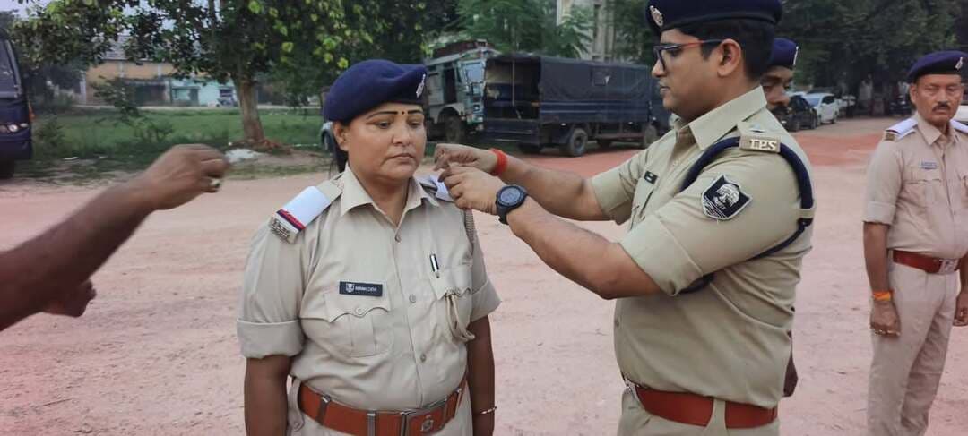 पुलिस केंद्र शेखपुरा में पिपिंग सेरेमनी के दौरान पुलिस अधीक्षक हिमांशु कुमार शेखपुरा एवं पुलिस उपाधीक्षक (रक्षित) द्वारा जिले के कुल-40 सहायक अवर निरीक्षक से पुलिस अवर निरीक्षक के पद पर पदोन्नत होने पर कंधों पर दो सितारे सजाकर उन्हें अलंकृत किया गया। पदोन्नत पदाधिकारी को पुलिस अधीक्षक ने उज्ज्वल भविष्य की शुभकामनाएं देते हुए पूरी निष्ठा से कर्तव्य निर्वहन हेतु प्रेरित किया गया।
#sheikhpurapolice
#BiharPolice
#HainTaiyarHum
#bihar