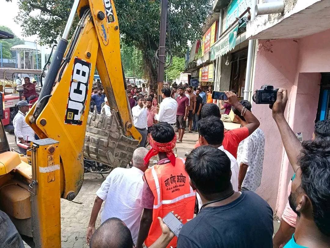 अररिया नगर परिषद के द्वारा थाना चौक से चांदनी चौक से सदर अस्पताल होते हुए वर्मा सेल पेट्रोल पंप तक आज अतिक्रमण हटाया गया। अतिक्रमण के दौरान भारी पुलिस बल देखे।