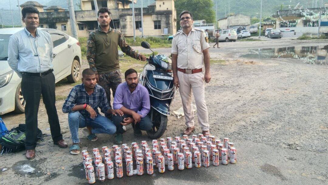 स्कूटी से शराब तस्करी करते दो युवक गिरफ्तार ,भेजा गया न्यायिक हिरासत
रजौली थाना क्षेत्र के समेकित जांच चौकी पर शराबबंदी को लेकर उत्पाद विभाग की टीम सघनता से जांच पड़ताल कर रही थी कि कोडरमा की ओर से आते हुए एक स्कूटी को रोका गया स्कूटी का जांच करने पर स्कूटी में अंग्रेजी शराब मिले ।जिसमें वैशाली जिले के दो युवकों को गिरफ्तार किया गया तस्करों के पास से दो बैग और स्कूटी की डिक्की में 500 एमएल की 78 कैन बियर जप्त की गई शराब तस्करी में इस्तेमाल की गई स्कूटी जिसका रजिस्ट्रेशन नंबर बीआर 31 बीएफ 9721 को भी जप्त किया गया ।यह कार्रवाई उत्पाद एसआई नागो लकड़ा ने की इस संबंध में उत्पाद अधीक्षक गणेश चंद्रा ने बताया कि बिहार में शराबबंदी को सख़्ती से लागू करने के लिए प्रत्येक दिन समेकित जांच चौकी पर वाहनों की गहनता से जांच की जाती है और झारखंड की ओर से आने वाले व अन्य राज्य से आने वाले वाहनों की तलाशी ली जाती है जिसकी अगवाई उत्पाद निरीक्षक अमित कुमार गुप्ता ने किया ।जांच के दौरान झारखंड से आ रहे स्कूटी पर सवार दो युवकों को रोका गया तलाशी लेने पर स्कूटी के आगे रखे दो बैग और डीक्की से बियर मिले गिरफ्तार तस्करों की पहचान वैशाली जिले के बिदुपुर बाजार थाना क्षेत्र के खिलवत मोहल्ला निवासी रणधीर सिंह के पुत्र अमर ज्योति कुमार और दाउदनगर निवासी अजय सिंह के पुत्र अमरेश कुमार के रूप में की गई है ।पूछताछ में दोनों युवकों ने बताया कि झारखंड के कोडरमा से शराब व बियर खरीद कर वैशाली में बेचने जा रहे थे ।इस संबंध में उत्पाद अधीक्षक ने बताया कि जप्त शराब ,वीयर व स्कूटी के साथ दोनों तस्कर पर बिहार उत्पाद अधिनियम के धाराओं के तहत प्राथमिकी दर्ज किया गया है दोनों को अनुमंडलीय अस्पताल में स्वास्थ्य जांच करवा कर न्यायिक हिरासत में भेज दिया जाएगा।
