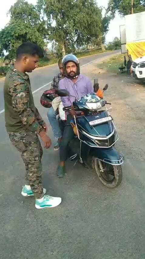 स्कूटी से शराब तस्करी करते दो युवक गिरफ्तार ,भेजा गया न्यायिक हिरासत
रजौली थाना क्षेत्र के समेकित जांच चौकी पर शराबबंदी को लेकर उत्पाद विभाग की टीम सघनता से जांच पड़ताल कर रही थी कि कोडरमा की ओर से आते हुए एक स्कूटी को रोका गया स्कूटी का जांच करने पर स्कूटी में अंग्रेजी शराब मिले ।जिसमें वैशाली जिले के दो युवकों को गिरफ्तार किया गया तस्करों के पास से दो बैग और स्कूटी की डिक्की में 500 एमएल की 78 कैन बियर जप्त की गई शराब तस्करी में इस्तेमाल की गई स्कूटी जिसका रजिस्ट्रेशन नंबर बीआर 31 बीएफ 9721 को भी जप्त किया गया ।यह कार्रवाई उत्पाद एसआई नागो लकड़ा ने की इस संबंध में उत्पाद अधीक्षक गणेश चंद्रा ने बताया कि बिहार में शराबबंदी को सख़्ती से लागू करने के लिए प्रत्येक दिन समेकित जांच चौकी पर वाहनों की गहनता से जांच की जाती है और झारखंड की ओर से आने वाले व अन्य राज्य से आने वाले वाहनों की तलाशी ली जाती है जिसकी अगवाई उत्पाद निरीक्षक अमित कुमार गुप्ता ने किया ।जांच के दौरान झारखंड से आ रहे स्कूटी पर सवार दो युवकों को रोका गया तलाशी लेने पर स्कूटी के आगे रखे दो बैग और डीक्की से बियर मिले गिरफ्तार तस्करों की पहचान वैशाली जिले के बिदुपुर बाजार थाना क्षेत्र के खिलवत मोहल्ला निवासी रणधीर सिंह के पुत्र अमर ज्योति कुमार और दाउदनगर निवासी अजय सिंह के पुत्र अमरेश कुमार के रूप में की गई है ।पूछताछ में दोनों युवकों ने बताया कि झारखंड के कोडरमा से शराब व बियर खरीद कर वैशाली में बेचने जा रहे थे ।इस संबंध में उत्पाद अधीक्षक ने बताया कि जप्त शराब ,वीयर व स्कूटी के साथ दोनों तस्कर पर बिहार उत्पाद अधिनियम के धाराओं के तहत प्राथमिकी दर्ज किया गया है दोनों को अनुमंडलीय अस्पताल में स्वास्थ्य जांच करवा कर न्यायिक हिरासत में भेज दिया जाएगा।