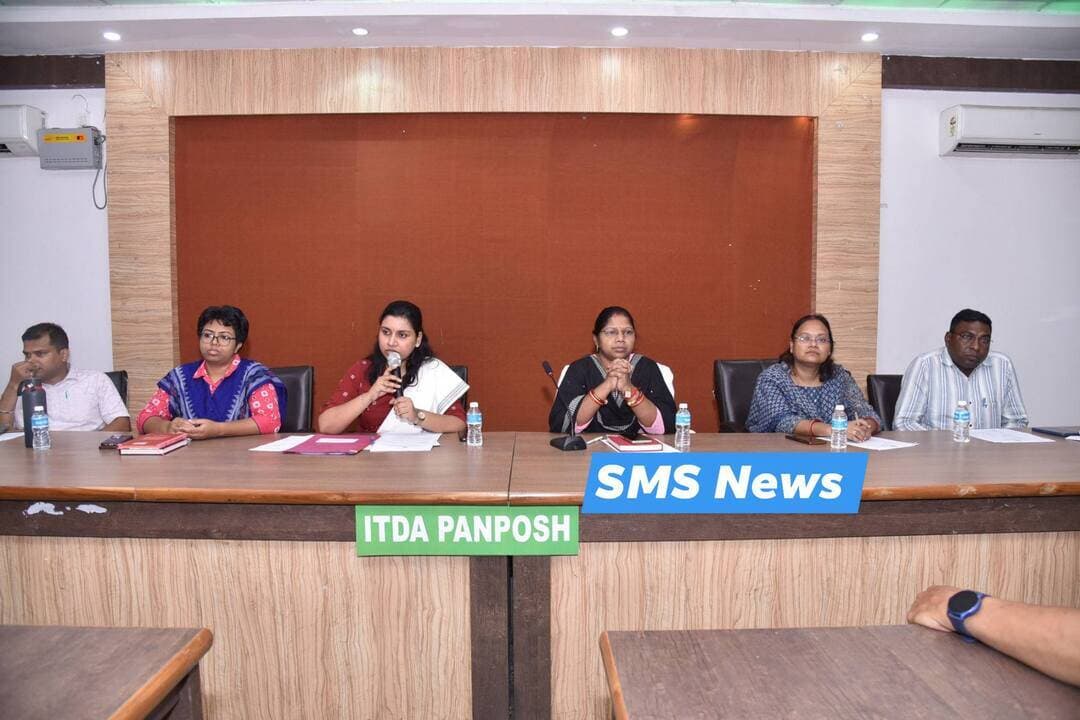 SMS News Bureau Rourkela
୪ ଅକ୍ଟୋବରରେ ହେବ କେନ୍ଦ୍ରୀୟ ପୂଜା କମିଟିର ନିର୍ବାଚନ।
ଶାରଦୀୟ ଦୁର୍ଗାପୂଜା, କାଳୀପୂଜା ଓ ଲକ୍ଷ୍ମୀପୂଜାର ସୁପରିଚାଳନା ନିମନ୍ତେ ଗଠିତ କେନ୍ଦ୍ରୀୟ ପୂଜା କମିଟି (ସିପିସି), ରାଉରକେଲାର ଚଳିତ ୨୦୨୬-୨୭ ବର୍ଷ ପାଇଁ ସାଧାରଣ ସଚିବ ଓ କୋଷାଧ୍ୟକ୍ଷ ପଦବୀର ନିର୍ବାଚନ ଆସନ୍ତା ୪ ଅକ୍ଟୋବରରେ ଅନୁଷ୍ଠିତ ହେବ।
ପ୍ରଭାରୀ ଅତିରିକ୍ତ ଜିଲ୍ଲାପାଳ ତଥା ରାଉରକେଲା ମହାନଗର ନିଗମର ଯୁଗ୍ମ ଆୟୁକ୍ତ ଶ୍ରୀମତୀ ପଲ୍ଲବୀ ନାୟକଙ୍କ ଅଧ୍ୟକ୍ଷତାରେ ପିଏ ଆଇଟିଡିଏ ସମ୍ମିଳନୀ କକ୍ଷରେ ଅନୁଷ୍ଠିତ କେନ୍ଦ୍ରୀୟ ପୂଜା କମିଟିର ବୈଠକରେ ଏହା ନିଷ୍ପତ୍ତି ନିଆଯାଇଛି।
କେନ୍ଦ୍ରୀୟ ପୂଜା କମିଟି, ରାଉରକେଲାକୁ ତିନୋଟି ଜୋନ୍— ସିଭିଲ୍ ଟାଉନଶିପ୍ ଜୋନ୍, ଷ୍ଟିଲ୍ ଟାଉନଶିପ୍ ଜୋନ୍ ଓ ଫର୍ଟିଲାଇଜର ଟାଉନଶିପ୍ ଜୋନରେ ବିଭକ୍ତ କରାଯାଇଛି। ଏହି ତିନୋଟି ଜୋନ୍ ପାଇଁ ମଧ୍ୟ ଉକ୍ତ ଦିନ ଉପସଭାପତି, ଯୁଗ୍ମ ସଚିବ ଏବଂ ଦୁଇଜଣ କାର୍ଯ୍ୟକାରୀ ସଦସ୍ୟ ନିର୍ବାଚିତ ହେବେ।
ନିର୍ବାଚନରେ ପ୍ରାର୍ଥୀ ହେବାକୁ ଇଚ୍ଛୁକ ବ୍ୟକ୍ତିମାନେ ୨୫ ସେପ୍ଟେମ୍ବର ସକାଳ ୧୦ଟାରୁ ଅପରାହ୍ନ ୪ଟା ପର୍ଯ୍ୟନ୍ତ ଅତିରିକ୍ତ ଜିଲ୍ଲାପାଳଙ୍କ କାର୍ଯ୍ୟାଳୟରେ ନାମାଙ୍କନପତ୍ର ଦାଖଲ କରିପାରିବେ। ନାମାଙ୍କନପତ୍ର ଦାଖଲ ପରେ ପରେ ପ୍ରାର୍ଥୀପତ୍ର ଯାଞ୍ଚ କରାଯିବ। ୨୮ ସେପ୍ଟେମ୍ବର ସକାଳ ୧୦ଟାରୁ ଅପରାହ୍ନ ୪ଟା ପର୍ଯ୍ୟନ୍ତ ପ୍ରାର୍ଥୀପତ୍ର ପ୍ରତ୍ୟାହାର କରାଯାଇପାରିବ। ସେହି ଦିନ ସନ୍ଧ୍ୟା ୫ଟା ୩୦ ମିନିଟ୍ରେ ଚୂଡ଼ାନ୍ତ ପ୍ରାର୍ଥୀ ତାଲିକା ପ୍ରକାଶ ପାଇବ।
ରାଉରକେଲାର ପ୍ରତ୍ୟେକ ପୂଜା କମିଟିର ସଭାପତି କିମ୍ବା ସଚିବ ସାଧାରଣ ସଚିବ ପଦ ପାଇଁ ପ୍ରାର୍ଥୀପତ୍ର ଦାଖଲ କରିବାକୁ ଯୋଗ୍ୟ ହେବେ। ସେହିପରି ପ୍ରତ୍ୟେକ ପୂଜା କମିଟିର ସଭାପତି କିମ୍ବା ସଚିବ ନିର୍ବାଚନରେ ମତଦାନ କରିପାରିବେ।
୪ ଅକ୍ଟୋବର ସକାଳ ୯ଟାରୁ ଅପରାହ୍ନ ୩ଟା ପର୍ଯ୍ୟନ୍ତ ପିଏ ଆଇଟିଡିଏ ସମ୍ମିଳନୀ କକ୍ଷରେ ମତଦାନ ହେବ। ଅପରାହ୍ନ ୪ଟାରେ ଭୋଟ ଗଣତି ଏବଂ ସନ୍ଧ୍ୟା ୬ଟାରେ ନିର୍ବାଚନ ଫଳାଫଳ ଘୋଷଣା କରାଯିବ।
ବୈଠକରେ ଡେପୁଟି କଲେକ୍ଟର ପ୍ରାରବ୍ଧା ବଡ଼ପଣ୍ଡା, ଡେପୁଟି କଲେକ୍ଟର ମଧୁସ୍ମିତା କିଷାନ, ଅତିରିକ୍ତ ତହସିଲଦାର ସୁଦକ୍ଷ ପଟେଲ, ଡିଏସ୍ପି ଡି ଆଇ ବି ରାମରାୟ ମୁର୍ମୁ ଏବଂ ଡିଆଇପିଆରଓ, ରାଉରକେଲା ସୀମା ଫାତିମା ଏକ୍କାଙ୍କ ସମେତ ବିଭିନ୍ନ ପୂଜା କମିଟିର ସଦସ୍ୟମାନେ ଉପସ୍ଥିତ ଥିଲେ।