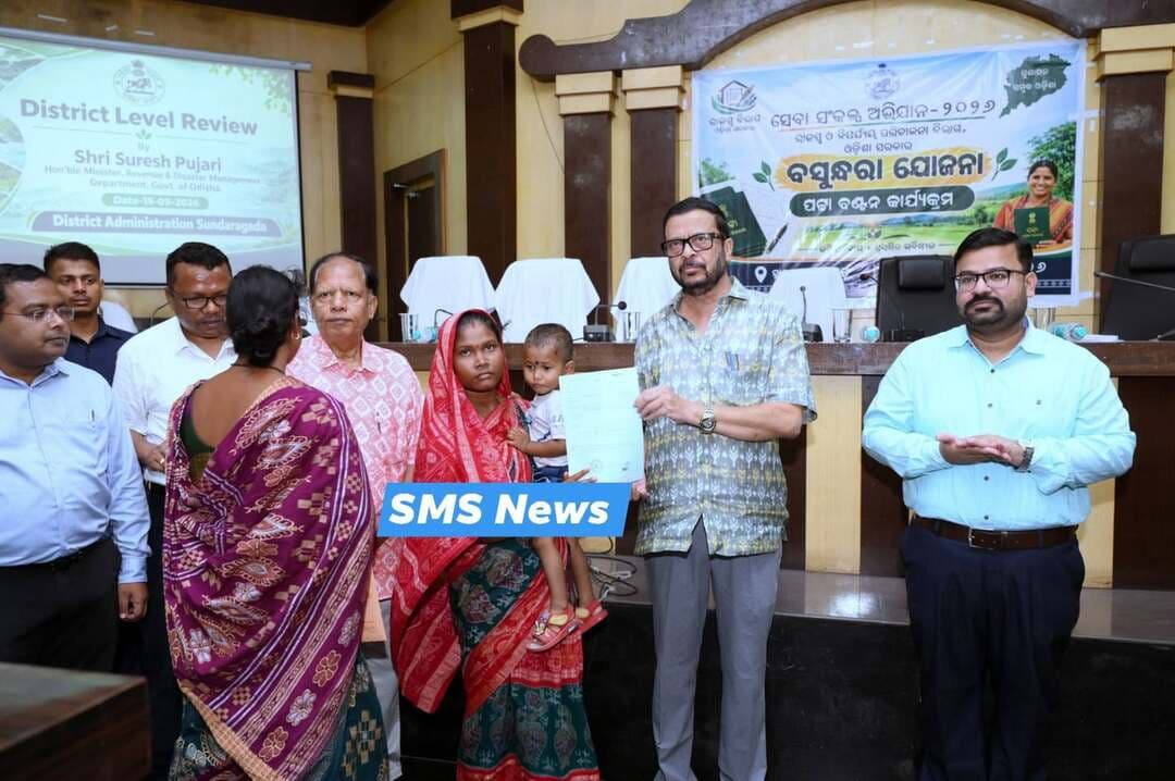 SMS News Bureau Sundargarh
*ରାଜସ୍ୱ ଓ ବିପର୍ଯ୍ୟୟ ପରିଚାଳନା ବିଭାଗ ମନ୍ତ୍ରୀଙ୍କ ସୁନ୍ଦରଗଡ଼ ଜିଲ୍ଲା ଗସ୍ତ ଏବଂ ଜିଲ୍ଲା ସ୍ତରୀୟ ଅଧିକାରୀଙ୍କୁ ନେଇ ସମୀକ୍ଷା ବୈଠକ ଅନୁଷ୍ଠିତ।
ମାନ୍ୟବର ରାଜସ୍ୱ ଓ ବିପର୍ଯ୍ୟୟ ପରିଚାଳନା ବିଭାଗ ମନ୍ତ୍ରୀ ଶ୍ରୀ ସୁରେଶ ପୂଜାରୀଙ୍କ ଦିନିକିଆ ସୁନ୍ଦରଗଡ଼ ଗସ୍ତ ଏବଂ ଜିଲ୍ଲା ସ୍ତରୀୟ ଅଧିକାରୀ ମାନଙ୍କ ସହ ଜିଲ୍ଲାର ବିଭିନ୍ନ ବିଭାଗର କାର୍ଯ୍ୟକ୍ରମ ଓ ଯୋଜନାର ଅଗ୍ରଗତି ନେଇ ଏକ ସମୀକ୍ଷା ବୈଠକ ଅନୁଷ୍ଠିତ ହୋଇଛି।
ବୈଠକରେ ମାନ୍ୟବର ଶ୍ରୀ ପୂଜାରୀ ସରକାରୀ ଜମିରୁ ଜବରଦଖଲ ଉଚ୍ଛେଦ, ବସୁନ୍ଧରା ଯୋଜନାରେ ପଟ୍ଟା ବଣ୍ଟନ, ଜଙ୍ଗଲ ଅଧିକାର ଆଇନ (FRA) ଅନ୍ତର୍ଗତ ଅଧିକାର ପତ୍ର ବଣ୍ଟନର ସ୍ଥିତି, ହାଇଟେକ୍ ସର୍ଭେ ଆଦି ବିଷୟରେ ସମୀକ୍ଷା କରିଥିଲେ। ଏଥିସହ ସରକାରୀ ଜମିର ସୁରକ୍ଷା ଏବଂ ବ୍ୟବହୃତ ଅନୁଦାନର ଉପଯୋଗିତା ପ୍ରମାଣପତ୍ର (UC) ଦାଖଲ ସମ୍ପର୍କରେ ମଧ୍ୟ ମାନ୍ୟବର ମନ୍ତ୍ରୀ ଶ୍ରୀ ପୂଜାରୀ ସମୀକ୍ଷା କରିଥିଲେ।
ସେହିଭଳି ୨୦୨୬ ବର୍ଷ ପାଇଁ ଜରୁରୀକାଳୀନ ରିଲିଫ୍ ବଣ୍ଟନର ସ୍ଥିତି ଓ ଅଗ୍ରଗତି ମଧ୍ୟ ସମୀକ୍ଷା କରାଯାଇଥିଲା। ଜିଲ୍ଲାରେ ଚଳିତ ବର୍ଷାରେ ଘରର କ୍ଷୟକ୍ଷତି, ଫସଲ କ୍ଷୟକ୍ଷତି ଏବଂ ଉଦ୍ୟାନ କୃଷି କ୍ଷେତ୍ରର କ୍ଷୟକ୍ଷତି, ଶୁଖିଲା ଖାଦ୍ୟ ବଣ୍ଟନ ପ୍ରକ୍ରିୟା ଆଦି ସମ୍ପର୍କରେ ମାନ୍ୟବର ମନ୍ତ୍ରୀ ଶ୍ରୀ ପୂଜାରୀ ପଚାରି ବୁଝିଥିଲେ।
ସେହିପରି ବୈଠକରେ ଖଣି ଓ ଶିଳ୍ପ ପ୍ରକଳ୍ପ, ରେଳପଥ ପ୍ରକଳ୍ପ, ପୂର୍ତ୍ତ ବିଭାଗ ଏବଂ ଜଳସେଚନ ପ୍ରକଳ୍ପ ପାଇଁ ଜମି ଅଧିଗ୍ରହଣ ପ୍ରକ୍ରିୟାର ସ୍ଥିତି ନେଇ ଉପସ୍ଥାପନ କରାଯାଇଥିଲା।
ବୈଠକରେ ବିଦ୍ୟାଳୟ ଓ ଗଣଶିକ୍ଷା ବିଭାଗର ବିଭିନ୍ନ କାର୍ଯ୍ୟକ୍ରମ ଗୁଡିକ ଉପରେ ଆଲୋଚନା କରାଯାଇଥିଲା।ସେହିପରି ସ୍ୱାସ୍ଥ୍ୟ ଓ ପରିବାର କଲ୍ୟାଣ ବିଭାଗ ପକ୍ଷରୁ ଜିଲ୍ଲାର ସ୍ୱାସ୍ଥ୍ୟ ସେବାର ସ୍ଥିତି ନେଇ ଉପସ୍ଥାପନା କରାଯାଇଥିଲା। ଏଥିରେ ଅନୁଷ୍ଠାନିକ ପ୍ରସବ, ଜନନୀ ଶିଶୁ ସୁରକ୍ଷା କାର୍ଯ୍ୟକ୍ରମ, ପ୍ରଧାନମନ୍ତ୍ରୀ ଟିବି ମୁକ୍ତ ଭାରତ ଅଭିଯାନ, ପ୍ରଧାନମନ୍ତ୍ରୀ ଜନ ଆରୋଗ୍ୟ ଯୋଜନା– ଗୋପବନ୍ଧୁ ଜନ ଆରୋଗ୍ୟ ଯୋଜନା ହିତାଧିକାରୀଙ୍କୁ ସ୍ୱାସ୍ଥ୍ୟ କାର୍ଡ ବଣ୍ଟନ ଏବଂ ଜାତୀୟ କୁଷ୍ଠ ନିରାକରଣ କାର୍ଯ୍ୟକ୍ରମ ସ୍ଥିତି ଆଦି ସମ୍ପର୍କରେ ଆଲୋଚନା ହୋଇଥିଲା।
ଜିଲ୍ଲାର ଅଙ୍ଗନୱାଡ଼ି କେନ୍ଦ୍ରଗୁଡ଼ିକର ସ୍ଥିତି ସମ୍ପର୍କରେ ସମୀକ୍ଷା କରାଯାଇଥିଲା। ଜିଲ୍ଲାରେ କେତେଗୁଡ଼ିଏ ଅଙ୍ଗନବାଡ଼ି କେନ୍ଦ୍ରର ନିଜସ୍ୱ ଗୃହ ରହିଛି, କେତେଗୁଡ଼ିଏ ଭଡ଼ା ଘରେ ଏବଂ କେତେଗୁଡ଼ିଏ ଅନ୍ୟ ଗୃହରେ ଚାଲୁଛି, ସେ ସମ୍ପର୍କରେ ସବିଶେଷ ତଥ୍ୟ ଉପସ୍ଥାପନ କରାଯାଇଥିଲା।
ବୈଠକରେ ସେବା ସଂକଳ୍ପ ଅଭିଯାନ ଅବସରରେ ମାନ୍ୟବର ମନ୍ତ୍ରୀ ଶ୍ରୀ ପୂଜାରୀ ବସୁନ୍ଧରା ଯୋଜନା ଅଧୀନରେ ଟାଙ୍ଗରପାଲି ଓ ଲେଫ୍ରିପଡ଼ା ବ୍ଲକର ହିତାଧିକାରୀମାନଙ୍କୁ ପଟ୍ଟା ବଣ୍ଟନ କରିଥିଲେ। ଏହା ମାଧ୍ୟମରେ ହିତାଧିକାରୀମାନଙ୍କୁ ଜମି ଅଧିକାର ପ୍ରଦାନ ସହ ସେମାନଙ୍କ ସାମାଜିକ ଓ ଆର୍ଥିକ ସୁରକ୍ଷା ସୁଦୃଢ଼ କରିବା ଦିଗରେ ଗୁରୁତ୍ୱ ଦିଆଯାଇଥିଲା।
ଏହି ଅବସରରେ ମାନ୍ୟବର ମନ୍ତ୍ରୀ ଉପସ୍ଥିତ ସମସ୍ତ ଅଧିକାରୀ ମାନଙ୍କୁ ‘ସ୍ୱଚ୍ଛତା ହିଁ ସେବା’ ଅଭିଯାନ ଅନ୍ତର୍ଗତ ସ୍ୱଚ୍ଛତା ସମ୍ପର୍କିତ ଶପଥ ପାଠ କରାଇଥିଲେ। ଉପସ୍ଥିତ ଅଧିକାରୀ ଓ କର୍ମଚାରୀମାନେ ସ୍ୱଚ୍ଛତାକୁ ନିଜ ଦୈନନ୍ଦିନ ଜୀବନର ଅଂଶ କରିବା ସହ ସ୍ୱଚ୍ଛ ଓ ସୁସ୍ଥ ପରିବେଶ ଗଠନ ପାଇଁ ସଂକଳ୍ପ ନେଇଥିଲେ।
ବୈଠକ ରେ ଜିଲ୍ଲା ଯୋଜନା କମିଟିର ଅଧ୍ୟକ୍ଷ ତଥା ମାନ୍ୟବର ବିଧାୟକ ରଘୁନାଥପାଲି ଶ୍ରୀ ଦୁର୍ଗା ଚରଣ ତନ୍ତୀ, ଜିଲ୍ଲାପାଳ ଡ଼ା ଶୁଭଙ୍କର ମହାପାତ୍ର, ଅତିରିକ୍ତ ଜିଲ୍ଲାପାଳ, ଶ୍ରୀ ସୂରଜ ପଟ୍ଟନାୟକ, ଅତିରିକ୍ତ ଜିଲ୍ଲାପାଳ (ରାଜସ୍ବ) ଶ୍ରୀ ଅଭିମନ୍ୟୁ ମାଝୀ, ମୁଖ୍ୟ ଉନ୍ନୟନ ଅଧିକାରୀ ତଥା ନିର୍ବାହୀ ଅଧିକାରୀ ଶ୍ରୀ ସୁରଞ୍ଜନ ସାହୁ, ସୁନ୍ଦରଗଡ଼ ବନଖଣ୍ଡ ଅଧିକାରୀ ଶ୍ରୀ ଖୁସୱନ୍ତ ସିଂ, ରାଉରକେଲା ବନଖଣ୍ଡ ଅଧିକାରୀ ଶ୍ରୀ ରବି ମୀନା, ବଣାଇ ବନଖଣ୍ଡ ଅଧିକାରୀ ଶ୍ରୀ ଯଶବନ୍ତ ସେଠୀ, ସଦର ଉପଜିଲ୍ଲାପାଳ ଶ୍ରୀମତୀ ତେଜସ୍ଵିନୀ ବେହେରା, ବଣାଇ ଉପଜିଲ୍ଲାପାଳ ଶ୍ରୀ ସନ୍ତୋଷ ପାତ୍ର, ପାନପୋଷ ଉପଜିଲ୍ଲାପାଳ ଶ୍ରୀ ଚନ୍ଦ୍ରକାନ୍ତ ମଲ୍ଲିକ, ସମସ୍ତ ତହସିଲଦାର ସମସ୍ତ ଜିଲ୍ଲା ସ୍ତରୀୟ ଅଧିକାରୀମାନେ ଉପସ୍ଥିତ ରହିଥିଲେ।
