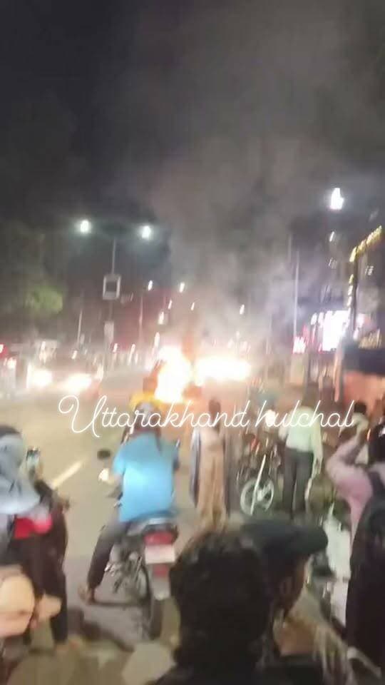 देहरादून के बल्लूपुर में कार बनी आग का गोला,