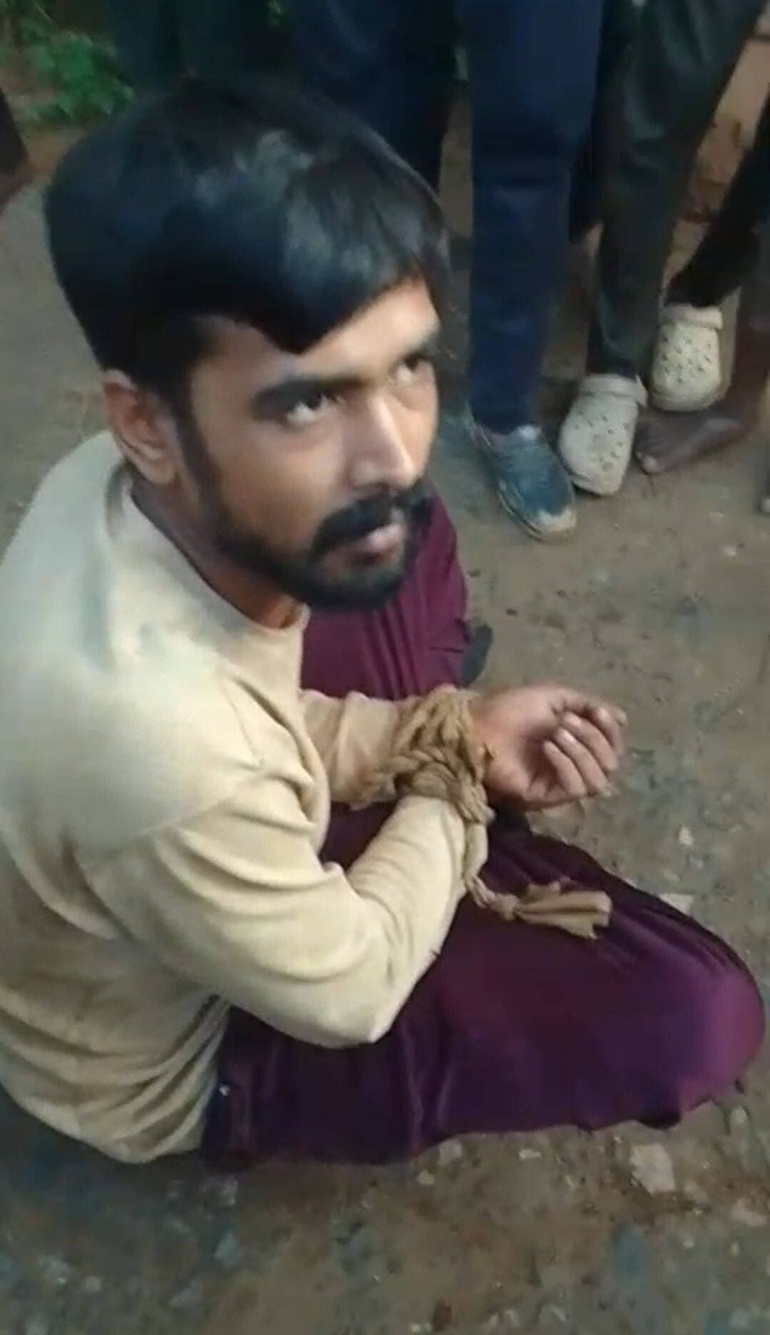 सिटी कोतवाली थाना क्षेत्र के ग्राम उपनी में शनिवार दोपहर करीब 2 बजे चोरी के प्रयास का मामला सामने आया। चोरी करते हुए पकड़े गए एक कथित आरोपी को ग्रामीणों ने पकड़ लिया और उसके हाथ-पैर बांध दिए, ताकि वह मौके से भाग न सके। इसके बाद ग्रामीणों ने पुलिस को सूचना देकर उसे पुलिस के हवाले कर दिया। घटना का वीडियो भी सोशल मीडिया पर वायरल हो रहा है।