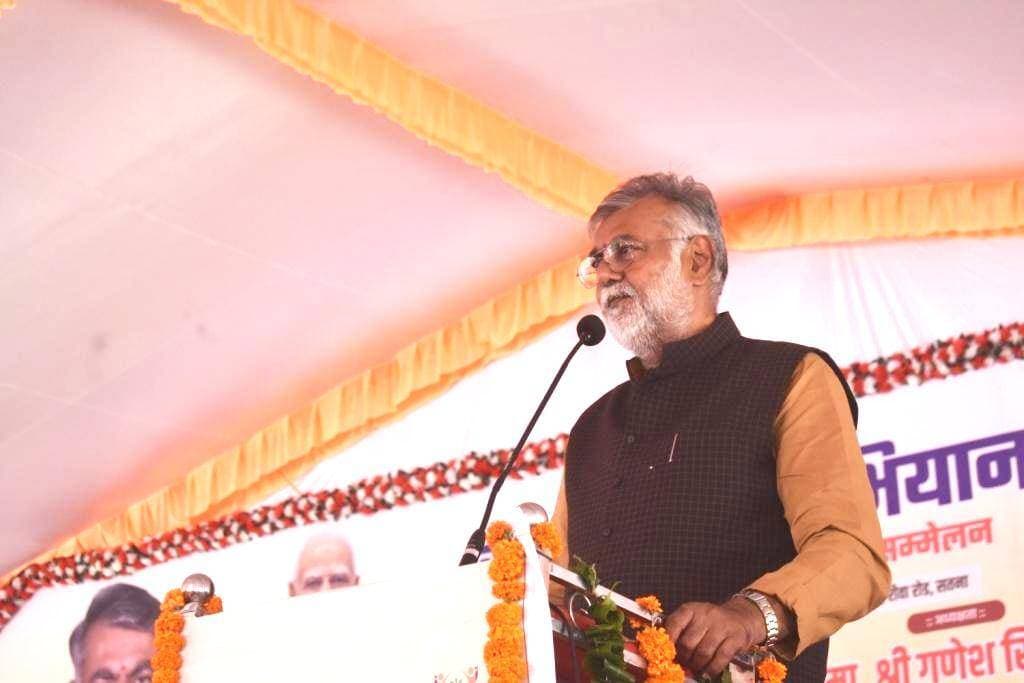 सेवा संकल्प अभियान के तहत दिव्यांगजनों की सेवा का कार्य
सतना पूरे देश भर में दिव्यांगजनों को सर्वाधिक मोटराइज्ड ट्राई सिकिल देने वाला जिला
पंचायत एवं ग्रामीण विकास, श्रम मंत्री श्री प्रहलाद पटेल ने की 590 मोटराइज्ड ट्राई सिकिल वितरित
दिव्यांगजनों की सेवा में 11 वर्षो में अब तक 22 हजार 319 उपकरण संसदीय क्षेत्र में वितरित
सतना 19 सितम्बर 2026/#सेवा_संकल्प_अभियान के अंतर्गत उत्थान सेवा फाउंडेशन द्वारा बीटीआई मैदान रीवा रोड #सतना में ओएनजीसी, अनुपमा एजुकेशन सोसायटी सतना तथा श्री भगवान महावीर विकलांग सहायता समिति जयपुर के सहयोग से आयोजित विशाल दिव्यांग सेवा एवं श्रमिक सम्मेलन में प्रदेश के पंचायत एवं ग्रामीण विकास तथा श्रम मंत्री श्री Prahlad Singh Patel ने सतना संसदीय क्षेत्र के चिन्हित दिव्यांगजनों को 590 मोटराइज्ड ट्राई सिकिल एवं अन्य सहायक उपकरण का वितरण किया। इनमें 354 मोटराइज्ड ट्राई सिकिल का वितरण प्रथम चरण में किया गया। संसदीय क्षेत्र में वर्ष 2016 से लगातार अब तक लगभग 11 करोड रूपये कीमत के मोटराइज्ड ट्राई सिकिल और सहायक उपकरण सतना और मैहर जिले के 22319 दिव्यांगजनों को उपलब्ध कराये जा चुके है। कार्यक्रम की अध्यक्षता सांसद श्री Ganesh Singh ने की। इस अवसर पर नगरीय विकास एवं आवास राज्यमंत्री श्रीमती Pratima Bagri , विधायक चित्रकूट श्री Surendra Singh Gaharwar , महापौर श्री Yogesh Kumar Tamrakar , जिला पंचायत अध्यक्ष श्री रामखेलावन कोल, जिला पंचायत उपाध्यक्ष श्रीमती सुस्मिता सिंह, स्पीकर नगर निगम श्री राजेश चतुर्वेदी, अध्यक्ष चित्रकूट विकास प्राधिकरण श्री विजय यादव, एपेक्स बैंक के अध्यक्ष श्री महेन्द्र सिंह यादव, विंध्य विकास प्राधिकरण के अध्यक्ष श्री अजय सिंह, पूर्व मंत्री श्री रामखेलावन पटेल, जिलाध्यक्ष सतना श्री भगवती प्रसाद पाण्डेय, जिलाध्यक्ष मैहर श्री कमलेश सुहाने, ओएनजीसी के महाप्रबंधक श्री नीरज कुमार बंसल, अनुपमा एजुकेशन सोसायटी की श्रीमती शैला तिवारी और श्री प्रमोद तिवारी, भगवान महावीर विकलांग सहायता समिति के श्री सुभाष गुर्जर और श्री सुबोध भण्डारी, उत्थान सेवा फाउण्डेशन के श्री उमेश प्रताप सिंह भी उपस्थित थे।
पंचायत एवं ग्रामीण विकास तथा श्रम मंत्री श्री प्रहलाद पटेल ने कहा कि प्रधानमंत्री श्री Narendra Modi पदभार ग्रहण करने के साथ ही प्रधान सेवक के रूप में दिव्यांगजनों की सेवा का संकल्प पूरा कर रहे है। इसी कडी में सांसद सतना श्री गणेश सिंह ने भी 11 वर्षो से लगातार दिव्यांगजनों की सेवा की है। उन्होंने इतनी बडी संख्या में दिव्यांगजनों को सहायक उपकरण और मोटराइज्ड ट्राई सिकिल उपलब्ध कराने के लिए सांसद सतना श्री गणेश सिंह का अभिनंदन किया। पंचायत एवं ग्रामीण विकास तथा श्रम मंत्री श्री पटेल ने कहा कि उद्योगों के सीएसआर का पैसा अब जरूरत मंद और गरीबों के कल्याण और जन हितैषी कार्यो पर ही खर्च किया जा रहा है। उन्होंने नये श्रम कानूनों का उल्लेख करते हुए बताया कि अंग्रेजों के समय से चले आ रहे सभी 19 श्रम कानूनों का समाप्त करते हुए अब केवल चार नये कानून और संहिता बनाई गई है। जिनमें स्वास्थ्य, सामाजिक सुरक्षा और श्रमिकों के भविष्य पर विशेष जोर दिया गया है। श्रम मंत्री ने कहा कि संगठित और असंगठित क्षेत्र के श्रमिक भाइयों से अनुरोध है कि वे अपना श्रमिक कार्ड, आयुष्मान कार्ड और संबल कार्ड अवश्य बनवाये। उन्होंने कहा कि इन तीनों कार्ड पर सभी योजनाओं के लाभ की पात्रता होती है। श्रमिक और उसके परिवार की सामाजिक सुरक्षा की गारंटी सरकार ने ली है। उन्होंने कहा कि श्रमिकों के बच्चों को आगे पढाई के लिए नवीन आईटीआई, विशेष श्रमोदय विद्यालय के अलावा इंजीनियरिंग की पढाई और बोर्ड परीक्षाओं में अच्छे अंक लाने वाले को प्रोत्साहन राशि दी जा रही है। उन्होंने बताया कि बीएसओडब्ल्यू बोर्ड द्वारा 500 बच्चों को बोर्ड परीक्षा में 80 प्रतिशत से ज्यादा अंक लाने पर 7500 रूपये श्रमिकों के बच्चों के खाते में मासिक रूप से जमा करने की योजना है।
नगरीय विकास एवं आवास राज्यमंत्री श्रीमती प्रतिमा बागरी ने कहा कि सेवा संकल्प अभियान के तहत एक महीने तक सेवा के कार्य किये जा रहे है। दृढ इच्छा शक्ति के बिना कोई कार्य संभव नहीं हो सकता। सांसद सतना श्री गणेश सिंह के द्वारा दिव्यांगों की सेवा में सतना जिले में किये गये कार्यो से मोटराइज्ड ट्राई सिकिल और सहायक उपकरणों के माध्यम से दिव्यांगजन आत्मनिर्भर हुए है और वे अपने खर्चे स्वयं उठा पा रहे हैं। कार्यक्रम की अध्यक्षता करते हुए सांसद श्री गणेश सिंह ने कहा कि देश भर में चलाये जा रहे सेवा संकल्प अभियान के तहत प्रधानमंत्री श्री नरेन्द्र मोदी की प्रेरणा से दिव्यांग सेवा एवं श्रमिक सम्मेलन में ओएनजीसी की सीएसआर मद से उपलब्ध कराये गए 590 मोटराइज्ड ट्राई सिकिल में से प्रथम चरण में आज 354 दिव्यांगजनों को मुहैया कराये गये हैं। शेष जैसे ही और मोटराइज्ड ट्राई सिकिल प्राप्त होंगी उनका भी वितरण किया जायेगा। सांसद श्री सिंह ने बताया कि प्रधानमंत्री श्री नरेन्द्र मोदी की प्रेरणा से संसदीय क्षेत्र सतना में वर्ष 2016 से लगातार अब तक 22 हजार 319 दिव्यांगजनों को निःशुल्क सहायक उपकरण उपलब्ध कराये गये है। जिनकी कीमत लगभग 11 करोड रूपये से अधिक है। उत्थान सेवा फाउण्डेशन, ओएनजीसी, अनुपमा एजुकेशन सोसायटी और भगवान महावीर सहायता समिति जयपुर के सहयोग से आयोजित कार्यक्रम के लिए सांसद श्री सिंह ने समाज के वंचित एवं जरूरतमंद वर्गो के जीवन में सकारात्मक परिवर्तन लाने के प्रयासों के लिए संस्थाओं के प्रति धन्यवाद और आभार व्यक्त किया। विधायक चित्रकूट सुरेन्द्र सिंह गहरवार ने कहा कि मोटराइज्ड ट्राई सिकिल की बैटरी को दो-तीन साल बाद बदलने की सुविधा भी होनी चाहिए। महापौर श्री योगेश ताम्रकार ने कहा कि पूरे देश में सतना संसदीय क्षेत्र में सबसे अधिक मोटराइज्ड ट्राई सिकिल और अन्य सहायक उपकरण दिव्यांगजनों की सेवा में उपलब्ध कराये गये हैं। अपेक्स बैंक के चेयरमैन महेन्द्र सिंह यादव ने कहा कि सांसद सतना श्री गणेश सिंह लगातार 11 वर्षो से दिव्यांगों की सेवा में अनवरत कार्य करते आ रहे है। कार्यक्रम को जिलाध्यक्ष भगवती प्रसाद पाण्डेय, कमलेश सुहाने, उत्थान सेवा फाउण्डेशन के उमेश प्रताप सिंह ने भी संबोधित किया।
PMO India
CM Madhya Pradesh
Dr Mohan Yadav
#सेवा_संकल्प_अभियान
#SevaSankalpAbhiyan
#JansamparkMP