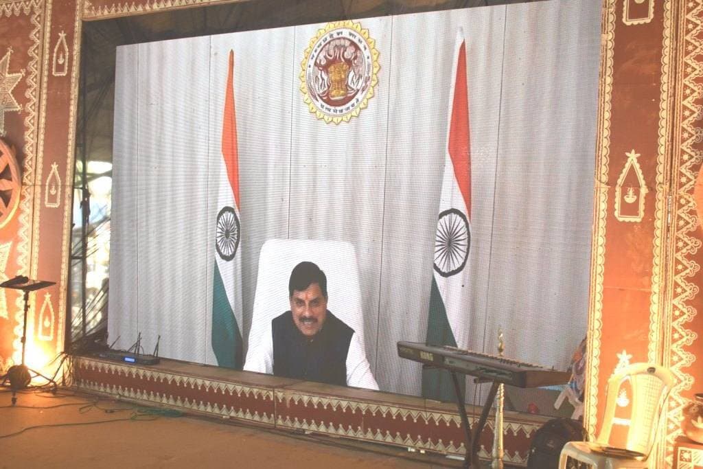 समर्थन मूल्य पर होगी धान की खरीदी-मुख्यमंत्री डॉ. यादव
नर्मदा का पानी सतना आने से बढेगा सिंचाई का रकबा
किसानों को दिन में सिंचाई के लिए मिलेगी लगातार 10 घंटे बिजली
खेती से आय बढाने कृषि के साथ पषुपालन भी अपनाये किसान
सतना के बलराम कृषि महोत्सव को मुख्यमंत्री ने वर्चुअल किया संबोधित
-----
सतना 19 सितम्बर 2026/मुख्यमंत्री Dr Mohan Yadav ने कहा कि किसानों को उनकी उपज का अधिक मूल्य दिलाने आगामी खरीफ विपणन सीजन में धान की खरीदी समर्थन मूल्य पर की जायेगी। उन्होंने कहा कि स्लीमनाबाद टनल के कार्य पूर्ण होने और नर्मदा का जल सतना जिले में आने पर सिंचाई का रकबा और भी बढेगा। मुख्यमंत्री डॉ. यादव ने कहा कि अब किसानों को दिन में सिंचाई के लिए लगातार 10 घंटे बिजली दी जायेगी। उन्होंने किसानों को खेती से आय बढाने पशुपालन, दुग्ध उत्पादन, मत्स्य पालन, कुक्कुट पालन जैसी गतिविधियां भी अपनाने की सलाह दी। मुख्यमंत्री डॉ. यादव शनिवार को सतना में कृषि उपज मंडी में आयोजित बलराम कृषि महोत्सव के कार्यक्रम को वर्चुअली संबोधित कर रहे थे। इस अवसर पर नगरीय विकास एवं आवास राज्यमंत्री श्रीमती Pratima Bagri , राज्य सहकारी बैंक अपेक्स के चेयरमैन श्री महेन्द्र सिंह यादव, विधायक चित्रकूट श्री Surendra Singh Gaharwar , किसान मोर्चा के श्री कप्तान सिंह यादव, प्रदेश संयोजक श्री कपिल मार्वे, जिलाध्यक्ष #सतना श्री भगवती प्रसाद पाण्डेय, किसान मोर्चा अध्यक्ष श्री कृष्णा पाण्डेय, श्री विनोद यादव, रमाकांत, श्री पुष्पेन्द्र सहित कलेक्टर डॉ. सतीश कुमार एस, पुलिस अधीक्षक श्री हंसराज सिंह, उप संचालक कृषि श्री आशीष पाण्डेय, उप संचालक उद्यानिकी श्री अनिल सिंह सहित बडी संख्या में जिले भर के प्रगतिशील किसान और किसान संगठनों के प्रतिनिधि उपस्थित रहे।
मुख्यमंत्री डॉ. मोहन यादव ने कहा कि सरकार द्वारा पूरे प्रदेश में वर्ष 2026 को किसान वर्ष के रूप में मनाकर किसानों के लिए जनकल्याणकारी और जनहितैषी कार्यो को आगे बढाया जा रहा है। सरकार ने निर्णय लिया है कि आगामी खरीफ विपणन में किसानों की उपज का अधिक से अधिक मूल्य दिलाने धान की खरीदी समर्थन मूल्य पर की जायेगी। मुख्यमंत्री ने कहा कि किसानों की आमदनी बढाने पशुपालन, मत्स्य पालन, कुक्कुट पालन, दुग्ध उत्पादन जैसी गतिविधियां भी अपनानी होगी। उन्होंने कहा कि सतना जिले में निकट भविष्य में मां नर्मदा का जल आने वाला है। इससे सिंचाई का रकबा बढेगा। जिले के प्रसिद्ध तीर्थ स्थल चित्रकूट को धार्मिक पर्यटन स्थल के रूप में विकसित किया जा रहा है। इसके अलावा केन-बेतवा नदी प्रोजेक्ट की तरह मां मंदाकिनी को भी बारह महीने सदानीरा बनाने का प्रयास किया जायेगा। मुख्यमंत्री डॉ. यादव ने कहा कि सिंचाई के लिए किसानों को अब दिन में लगातार 10 घंटे बिजली दी जायेगी। मुख्यमंत्री डॉ. यादव ने जिले के प्रगतिशील किसान और योजनाओं से लाभांवित किसानों से भी संवाद किया।
इस मौके पर सोहावल विकासखण्ड के उद्यानिकी के प्रगतिशील किसान श्री शांति नारायण पाण्डेय ने बताया कि प्रधानमंत्री सूक्ष्म खाद्य उद्यम उन्नयन योजना से उन्होंने सवा करोड की लागत से मिल्क प्रोसेसिंग यूनिट लगाई है। लगभग 30 सालों से गौ-पालन भी कर रहे है। वर्तमान में 400 गाय पाल रहे है और कामधेनु योजना से उन्होंने 3 यूनिट भी स्वीकृत कराई है। शांति नारायण पाण्डेय ने कहा कि किसानों को मूल स्वरूप में आने के लिए कम से कम 2 गाय पालनी चाहिए।
विकासखण्ड मझगवां के झरी ग्राम के श्री अनिल उपाध्याय ने बताया कि उनके पास 3 एकड जमीन है। जिस पर जैविक खेती कर रहे है। इसके अलावा दुग्ध उत्पादन के लिए पशुपालन की गतिविधियां भी अपना रहे हैं। जिससे लगभग 2 लाख रूपये की आय हो रही है।
विधायक चित्रकूट श्री सुरेन्द्र सिंह गहरवार ने कहा कि वह स्वयं क्षेत्र के किसान होने के नाते किसानों को प्रेरित कर फूड प्रोसेसिंग के लिए 300 एकड में हल्दी और 300 एकड क्षेत्र में अदरक की फसल किसानों से लगवा रहे है। विधायक श्री गहरवार ने समर्थन मूल्य पर धान खरीदी और किसानों को दिन में लगातार 10 घंटे सिंचाई के लिए बिजली देने के फैसले पर मुख्यमंत्री डॉ. यादव को किसानों की ओर से धन्यवाद भी ज्ञापित किया।
कार्यक्रम का शुभारंभ भगवान बलराम के चित्र के समक्ष दीप प्रज्जवलित कर किया गया। इस मौके पर नगरीय विकास एवं आवास राज्यमंत्री श्रीमती प्रतिमा बागरी और एपेक्स बैंक के चेयरमैन महेन्द्र सिंह यादव ने सतना जिले के प्रगतिशील किसान तुर्री सोहावल के अशोक कुमार द्विवेदी, हिरौदी मझगवां की कमला बाई जायसवाल, जमुना रामपुर बघेलान के नागेन्द्र सिंह, कोडर नागौद के रमन सिंह, मैनहा उचेहरा के गैवी प्रसाद दहायत, माधा सोहावल की श्वेता मिश्रा, भटनवारा उचेहरा के लालचन्द्र पाण्डेय, हिलौंधा नागौद के लालाराम बागरी, नकटी सोहावल के शिवकुमार सिंह और सुरदहा के संजीव कुमार मिश्रा को शाल-श्रीफल और प्रशस्ति पत्र से सम्मानित किया गया। इस अवसर पर कृषि उपज प्रांगण में कृषि योजनाओं और कृषि उत्पादों से संबंधित आकर्षक प्रदर्शनी भी लगाई गई थी। कार्यक्रम में कृषि वैज्ञानिकों द्वारा किसानों को खेती-किसानी की सम-समायिक सलाह और उन्नत खेती, जैविक खेती के बारे में जानकारी दी गई।
CM Madhya Pradesh
#JansamparkMP
#SevaSankalpAbhiyan
#सेवा_संकल्प_अभियान